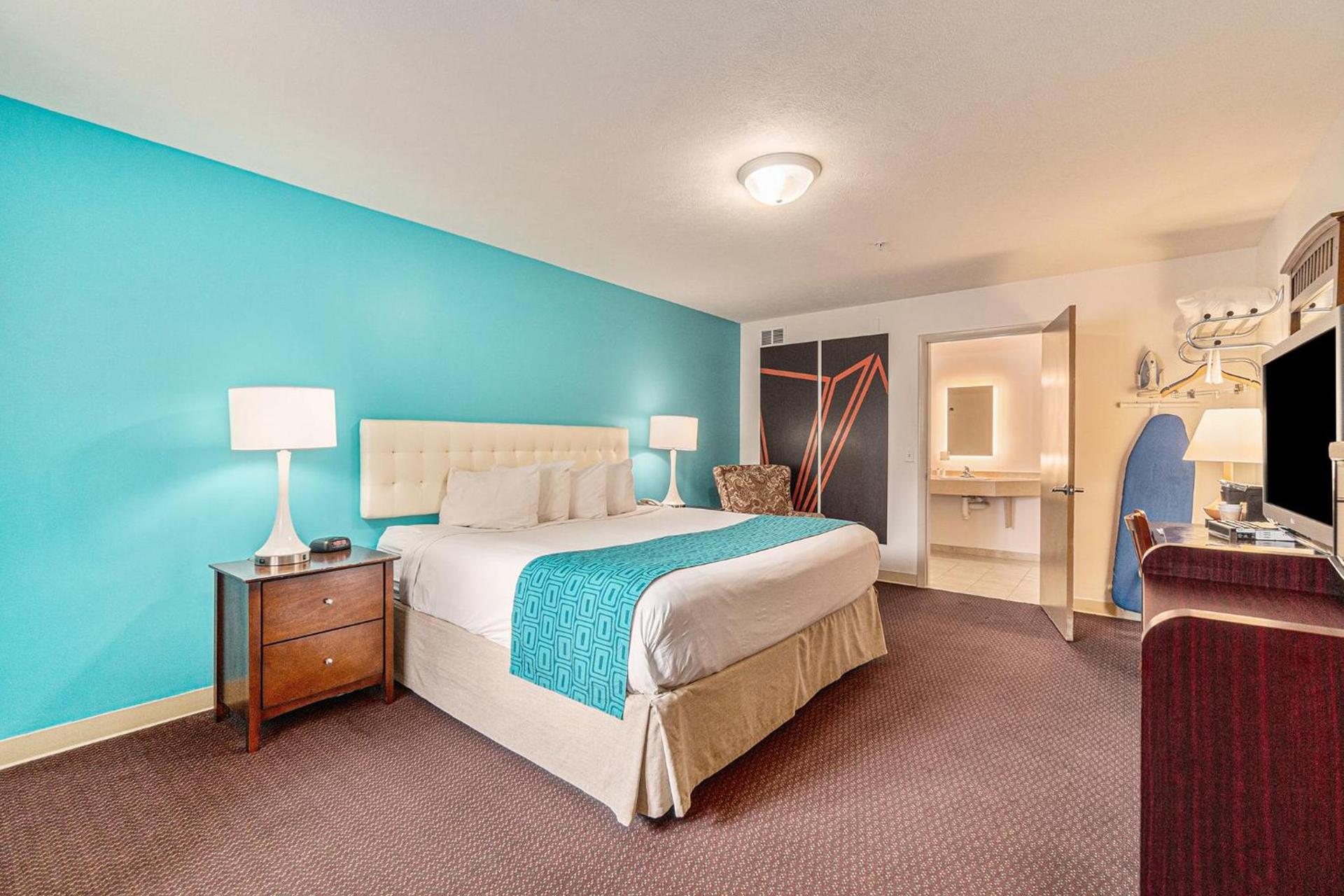 Howard Johnson by Wyndham Traverse City photo 32