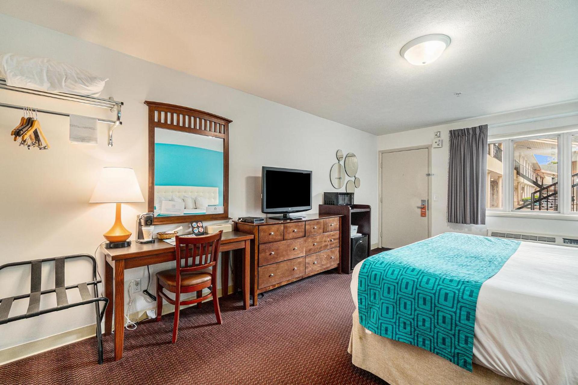 Howard Johnson by Wyndham Traverse City photo 30