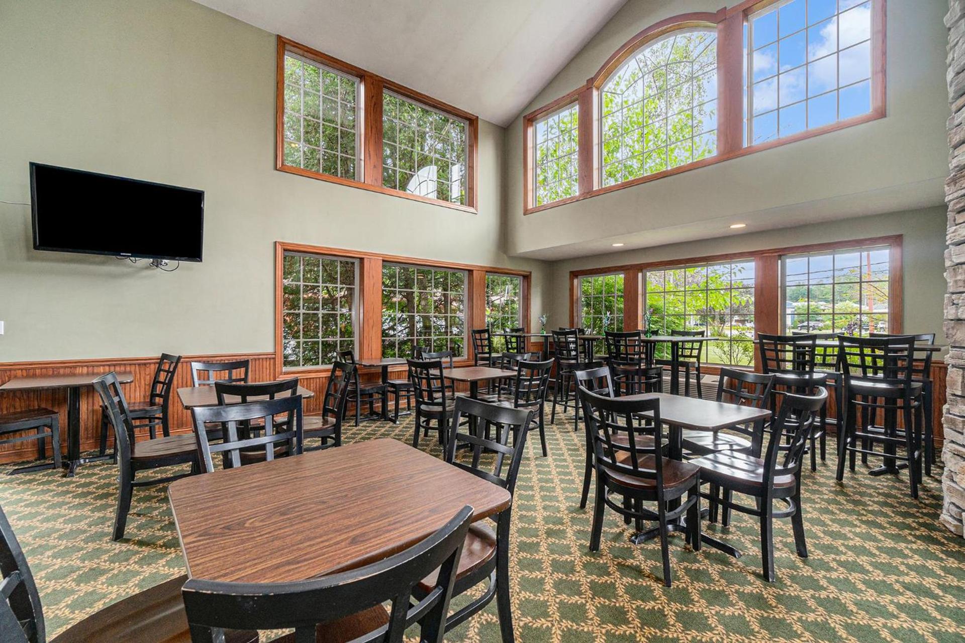 Howard Johnson by Wyndham Traverse City photo 6