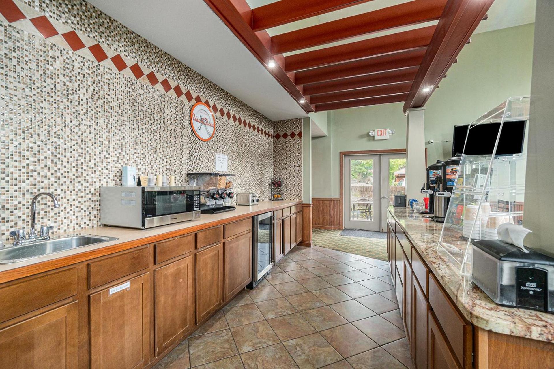 Howard Johnson by Wyndham Traverse City photo 8