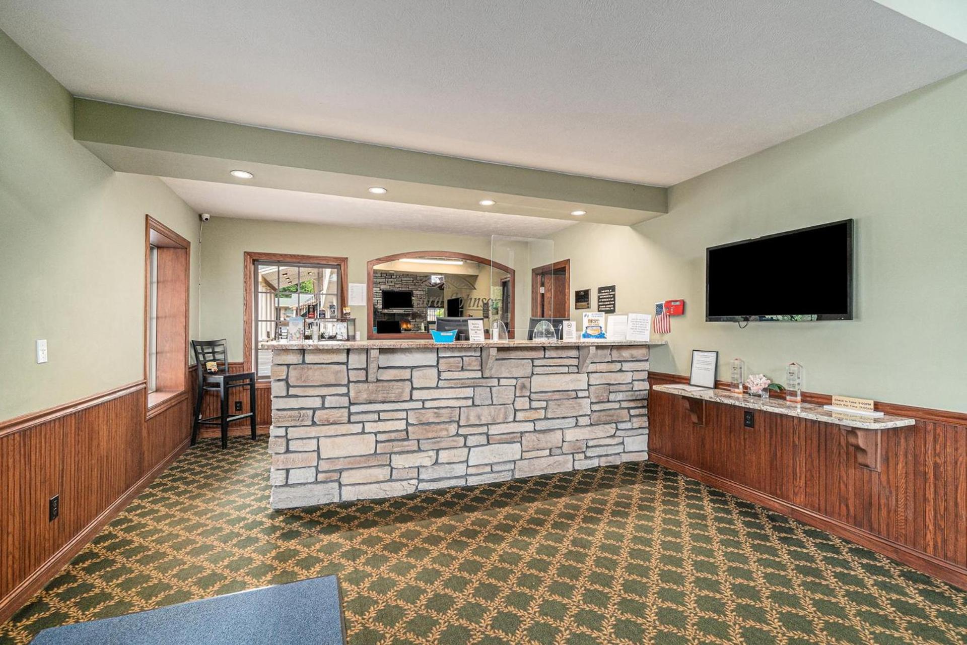 Howard Johnson by Wyndham Traverse City photo 58