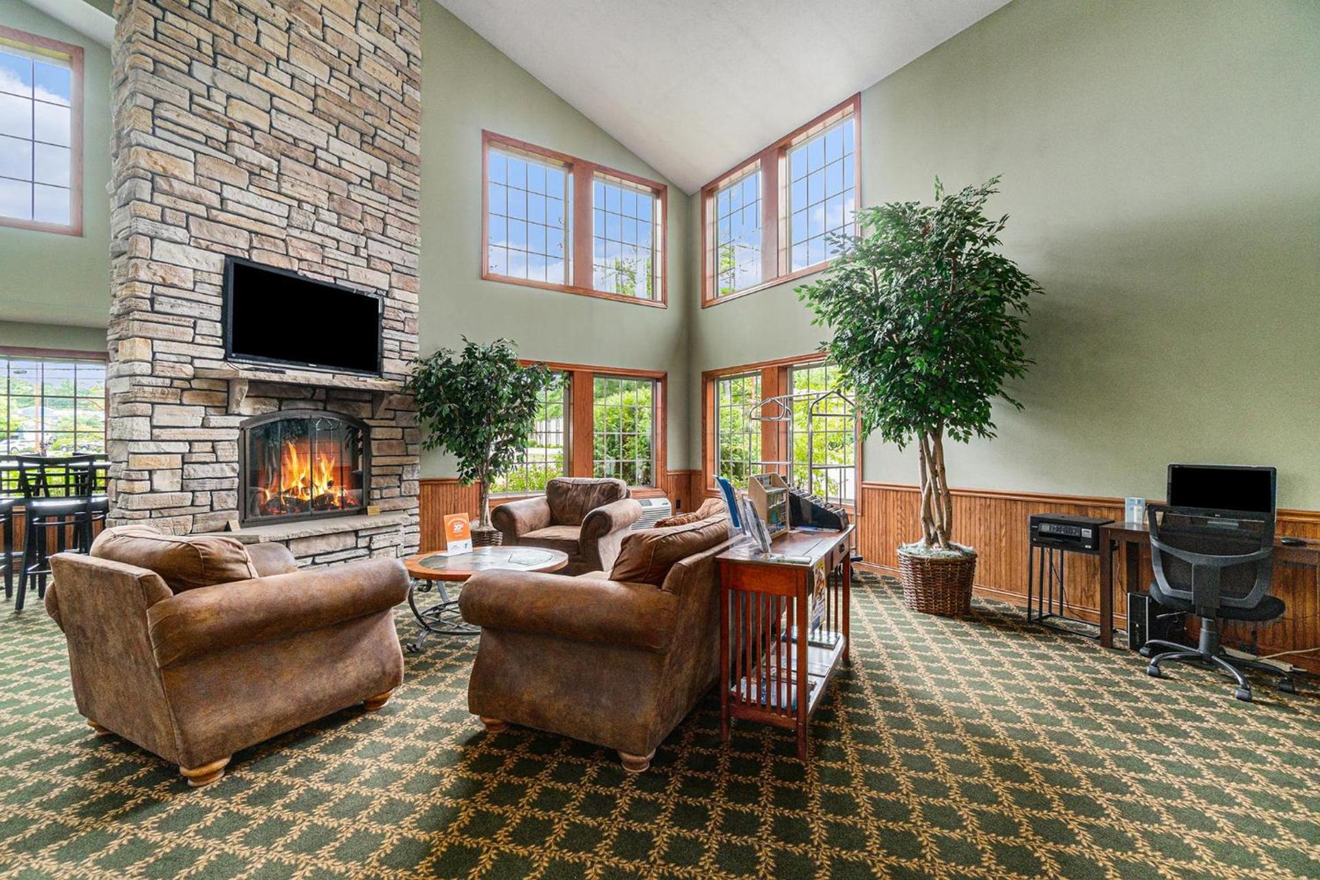 Howard Johnson by Wyndham Traverse City photo 17