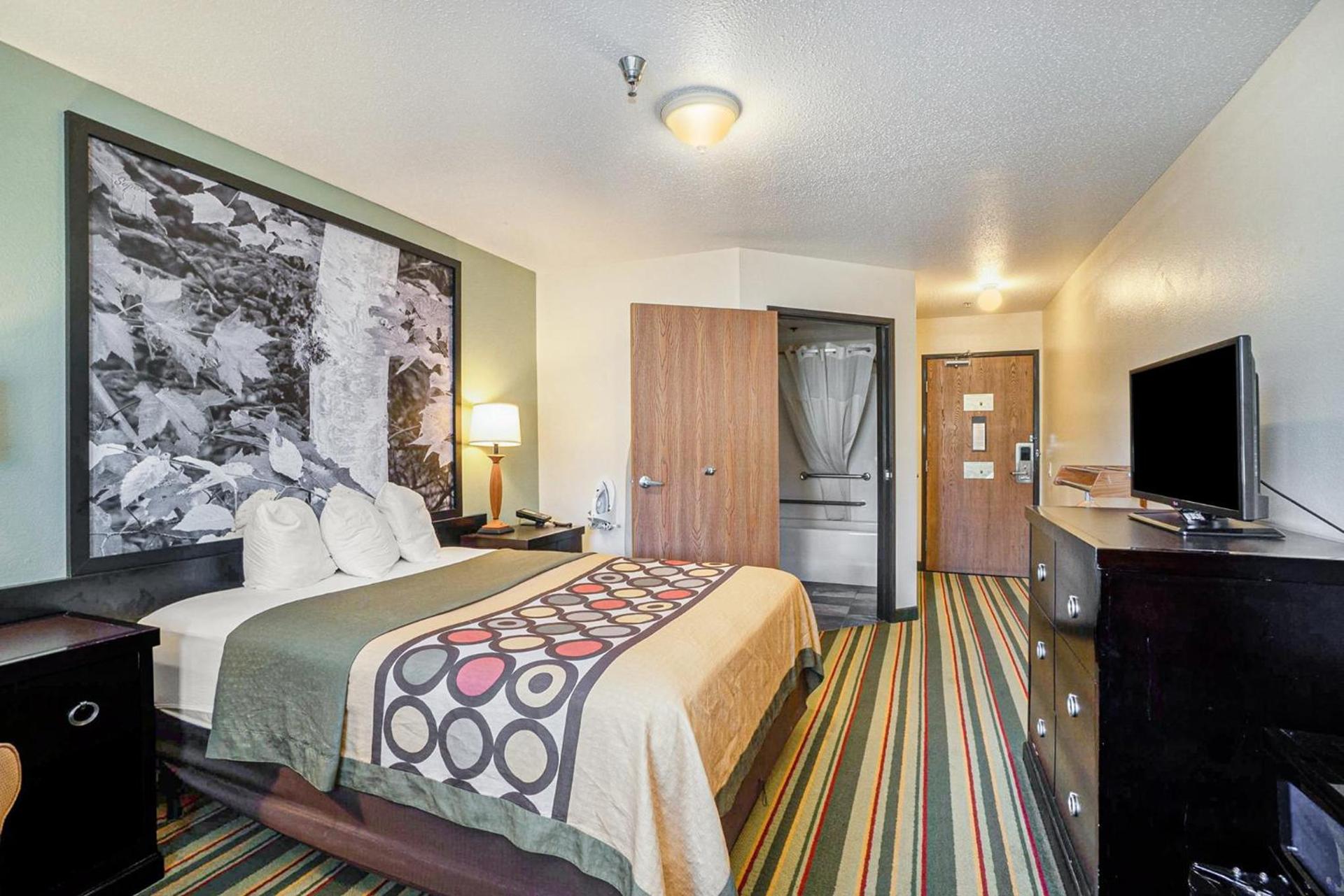 Super 8 by Wyndham Mt. Pleasant photo 41