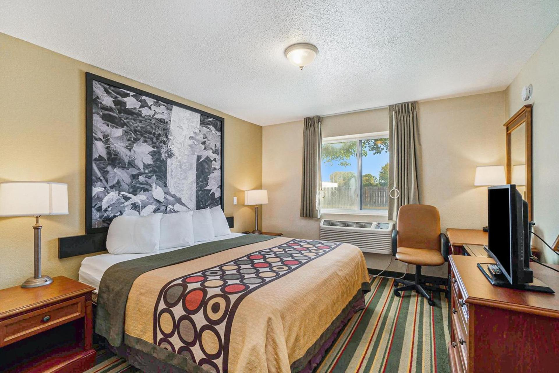 Super 8 by Wyndham Mt. Pleasant photo 42
