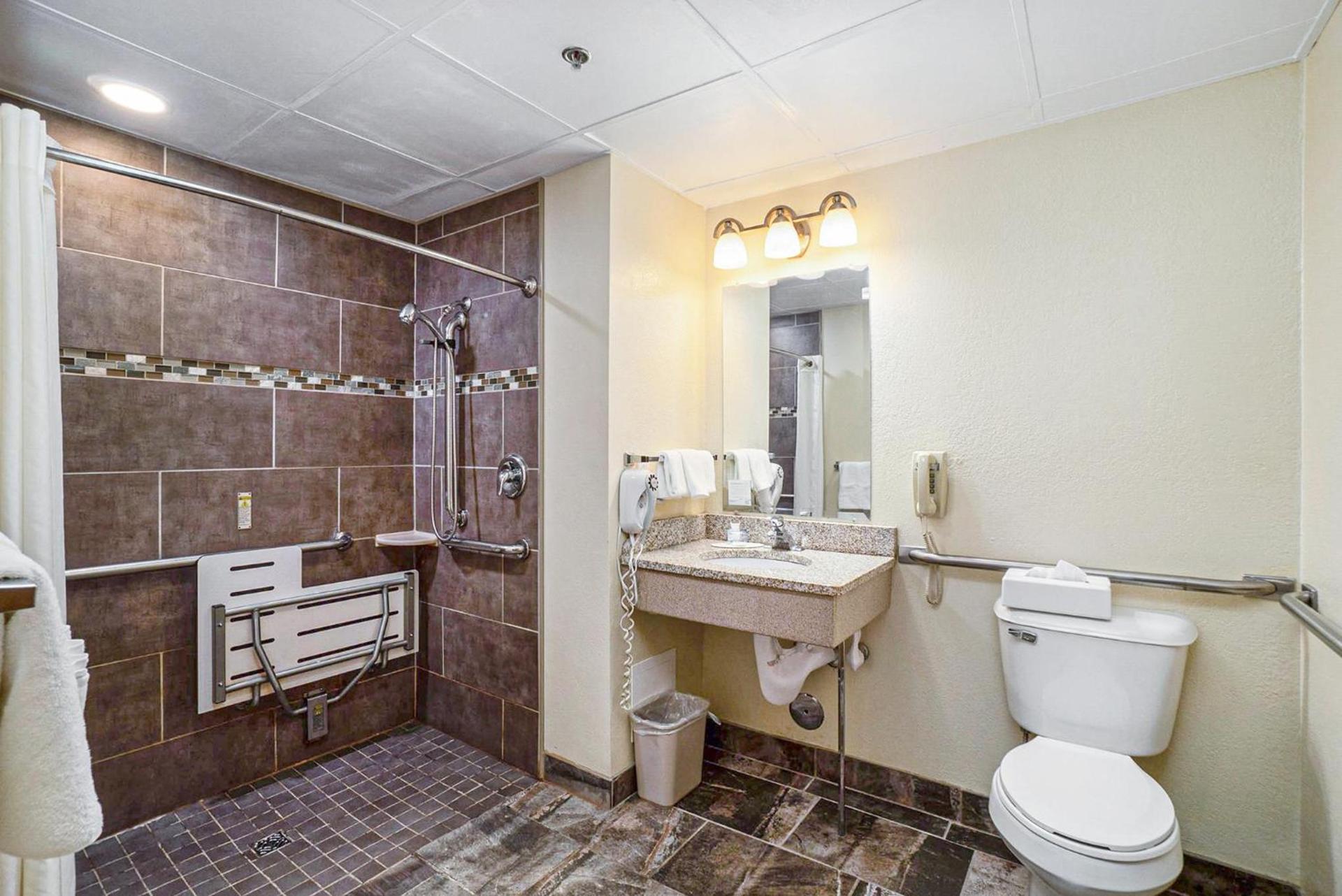 Super 8 by Wyndham Mt. Pleasant photo 65