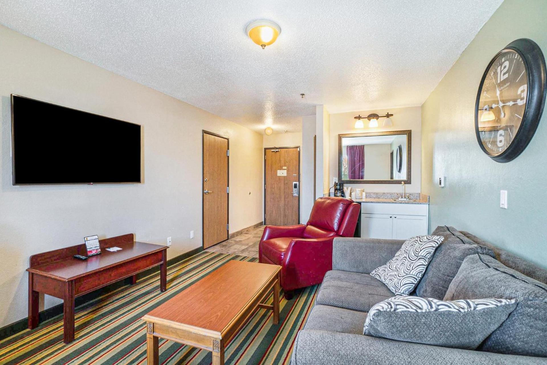 Super 8 by Wyndham Mt. Pleasant photo 22