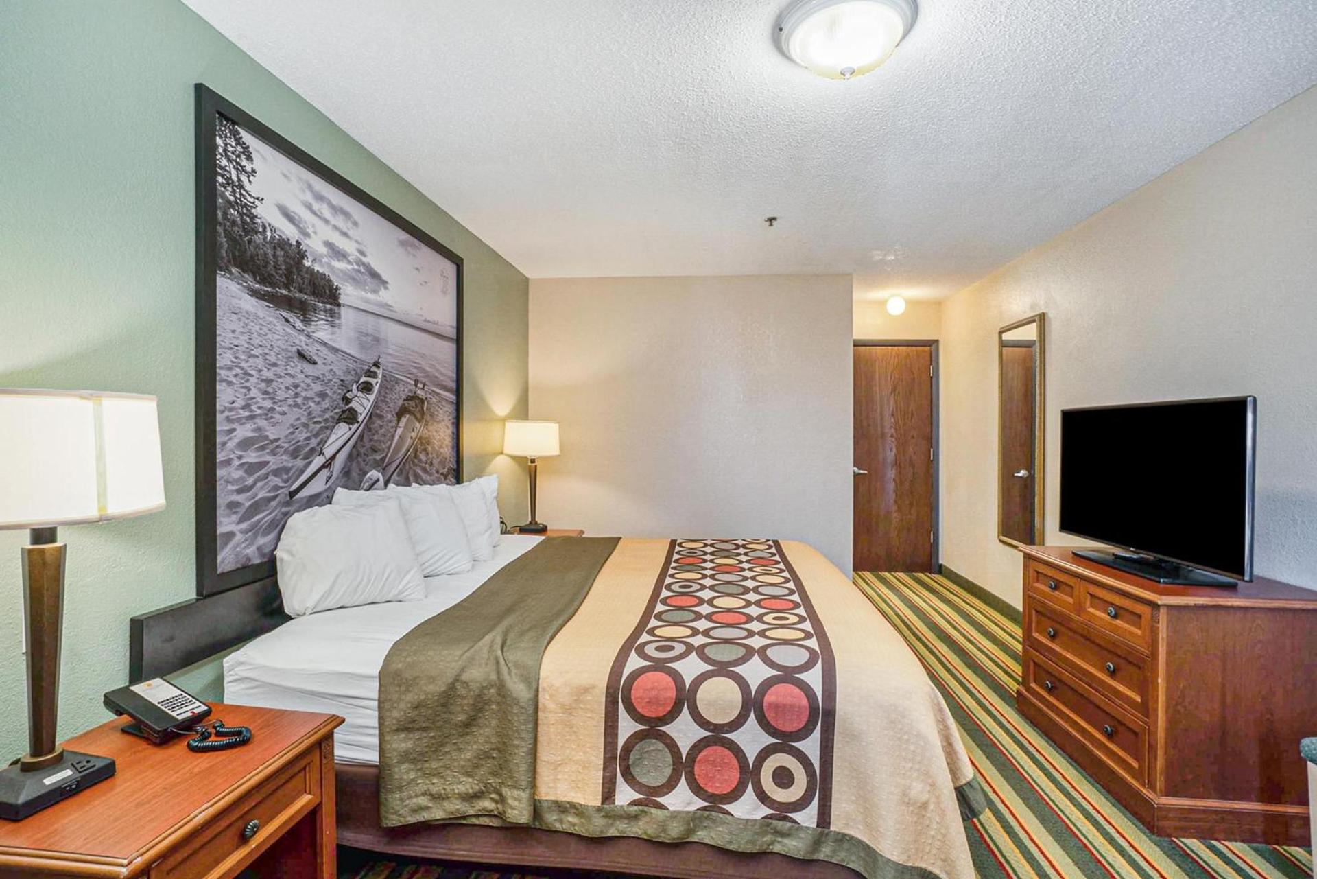 Super 8 by Wyndham Mt. Pleasant photo 46