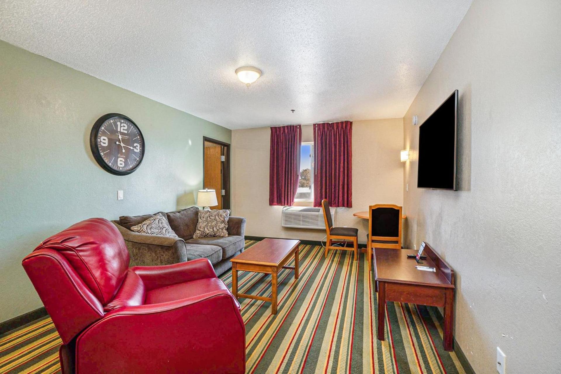 Super 8 by Wyndham Mt. Pleasant photo 21