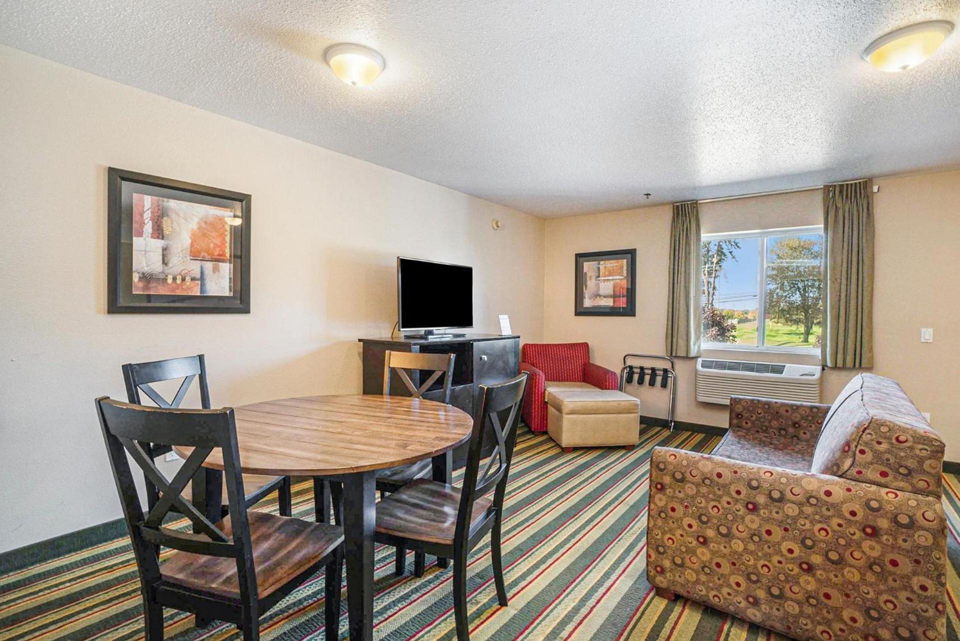Super 8 by Wyndham Mt. Pleasant photo 23