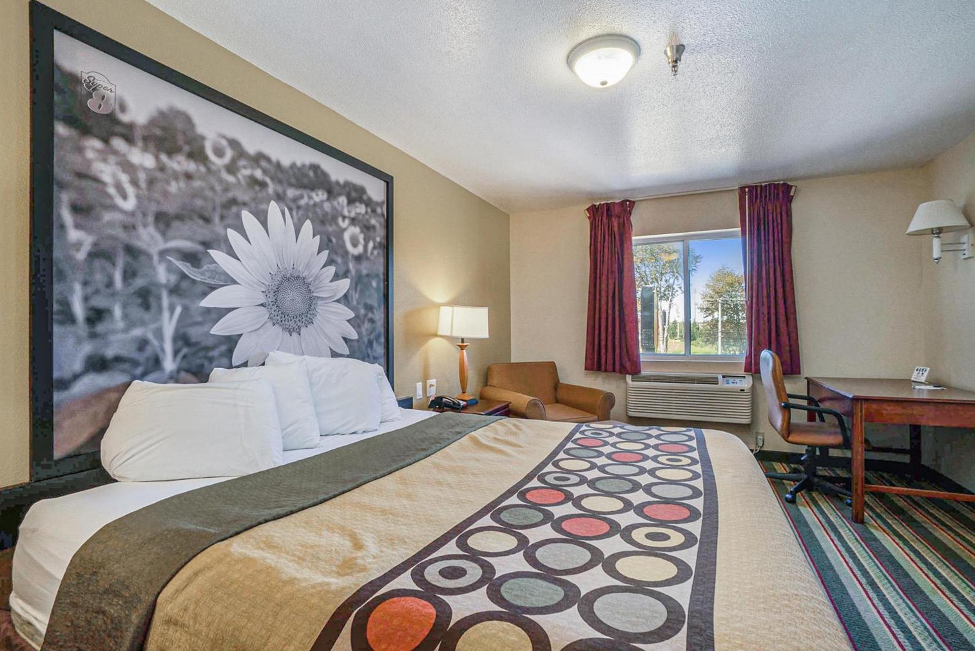 Super 8 by Wyndham Mt. Pleasant photo 52