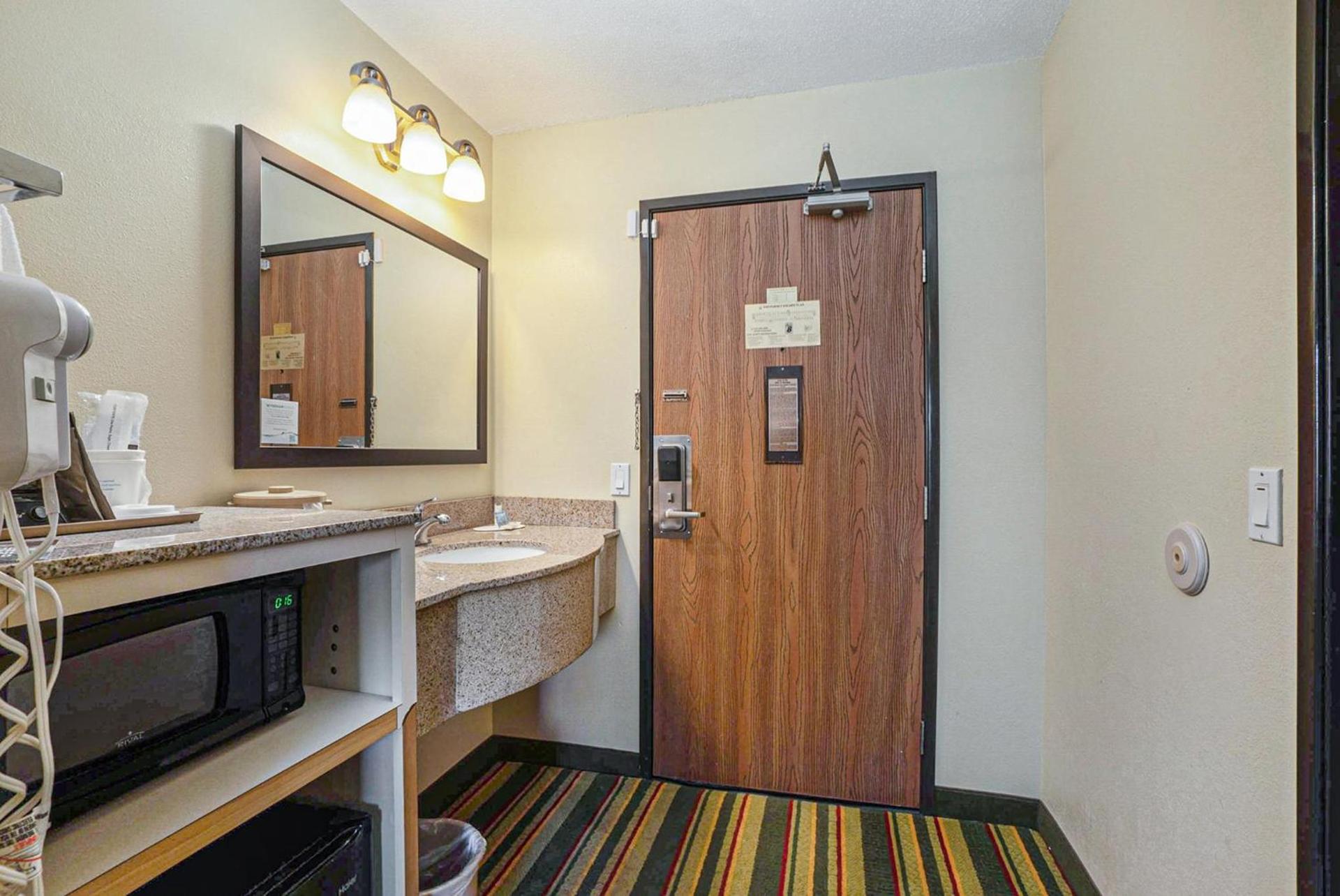 Super 8 by Wyndham Mt. Pleasant photo 59