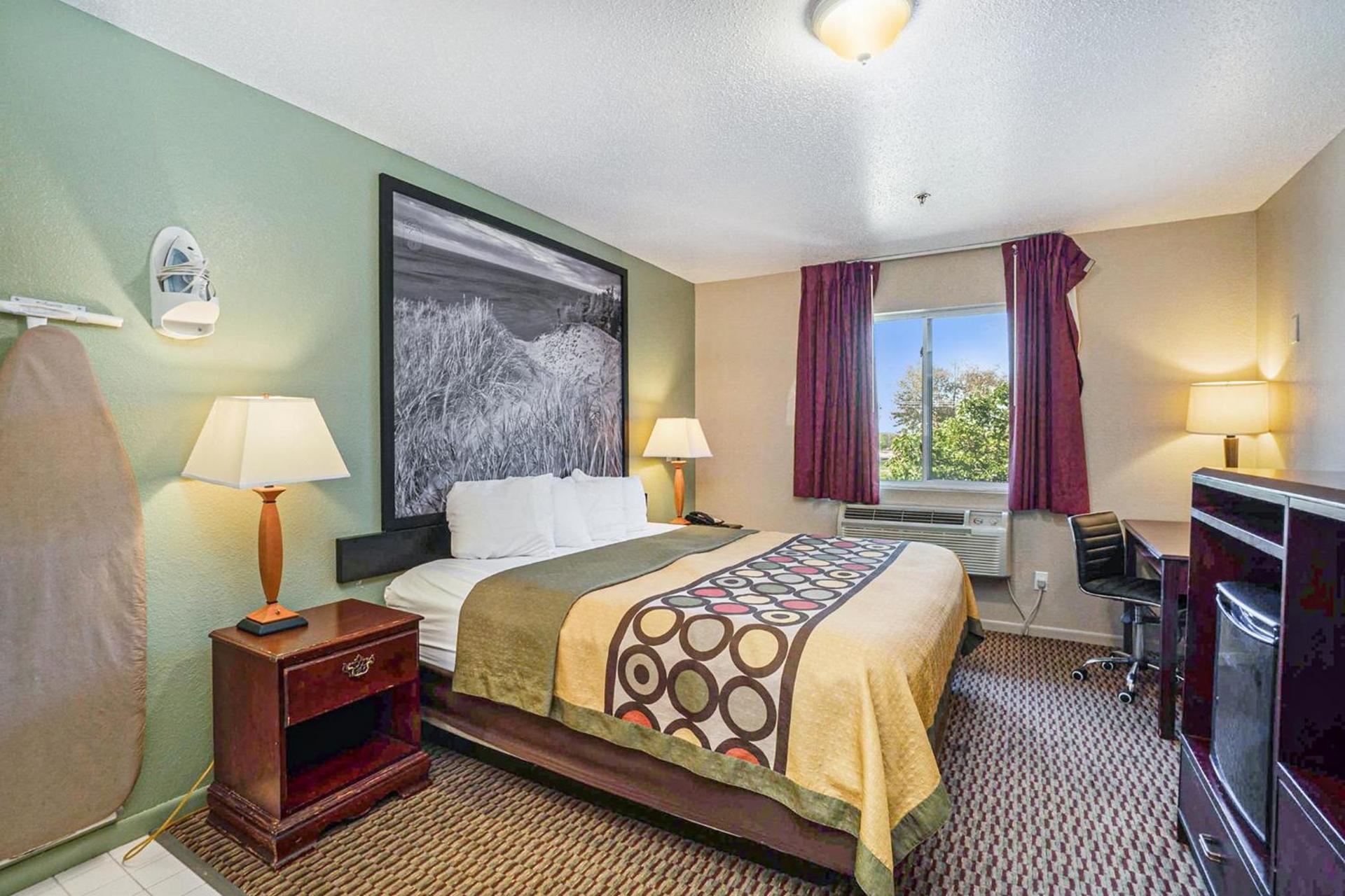 Super 8 by Wyndham Mt. Pleasant photo 56
