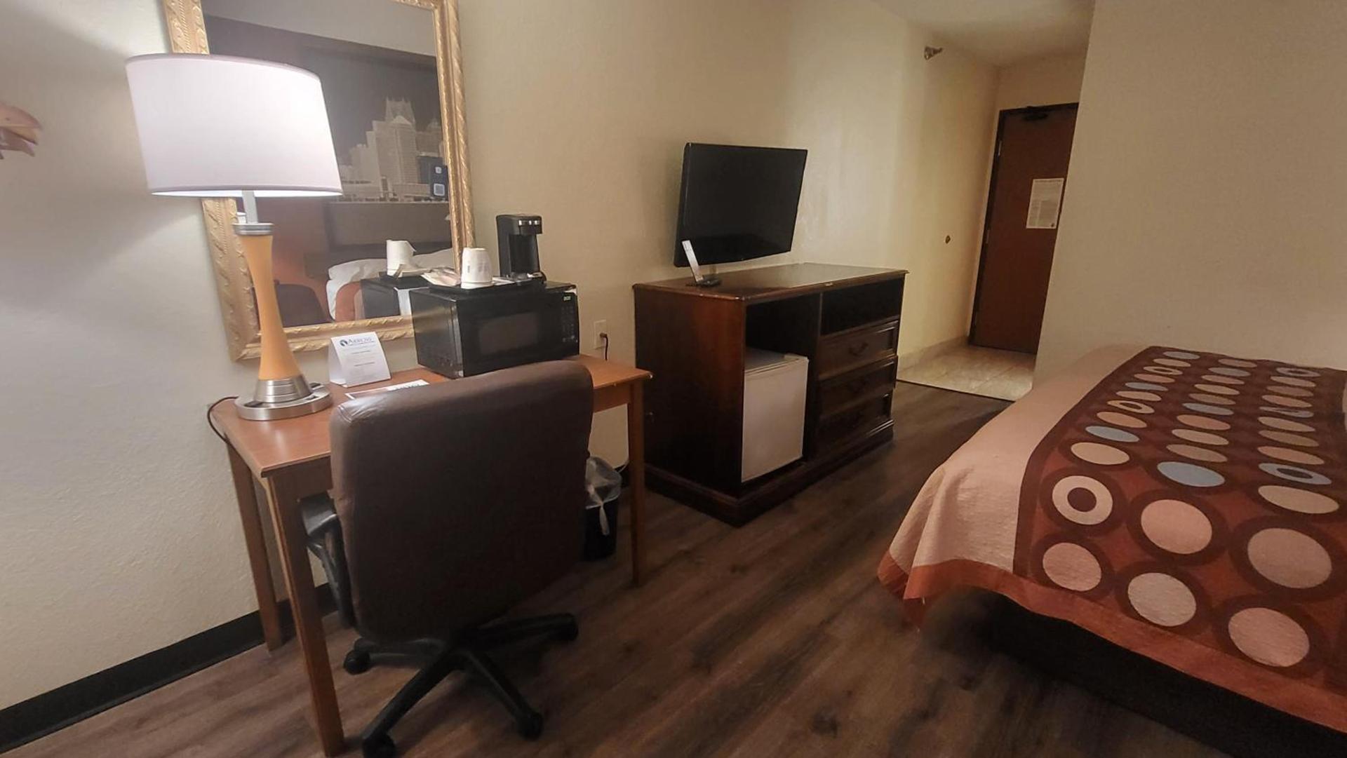 Super 8 by Wyndham Canton/Livonia Area photo 44