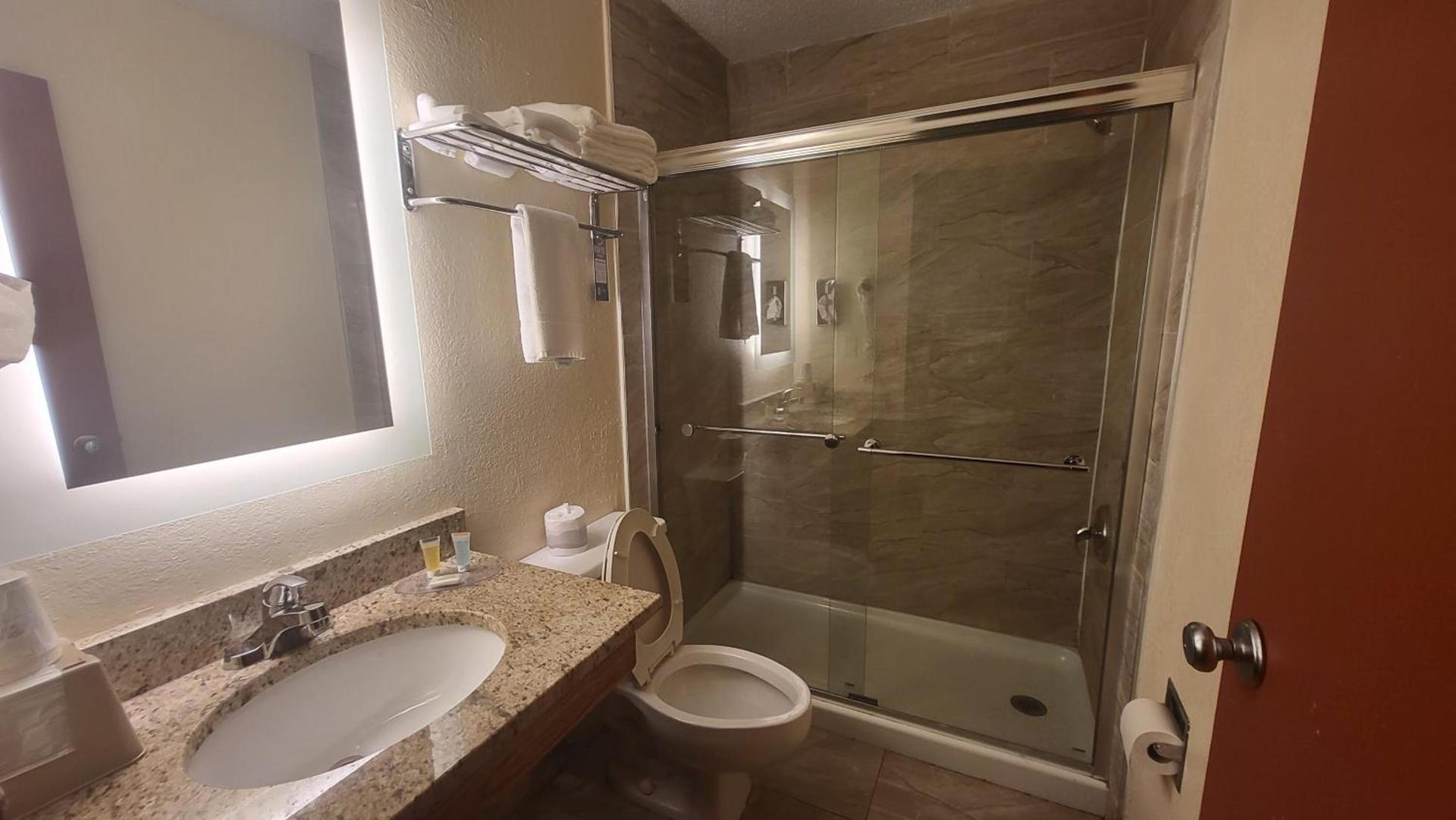 Super 8 by Wyndham Canton/Livonia Area photo 45