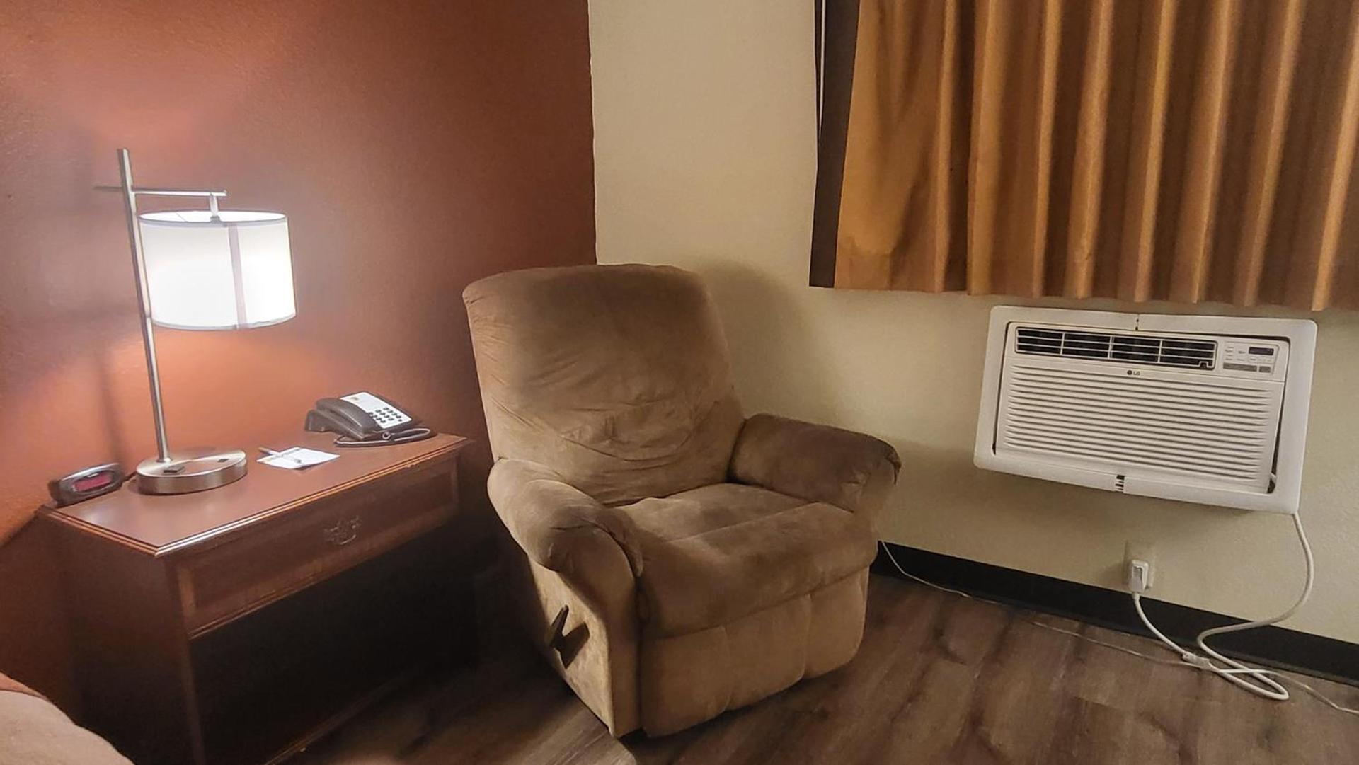Super 8 by Wyndham Canton/Livonia Area photo 43