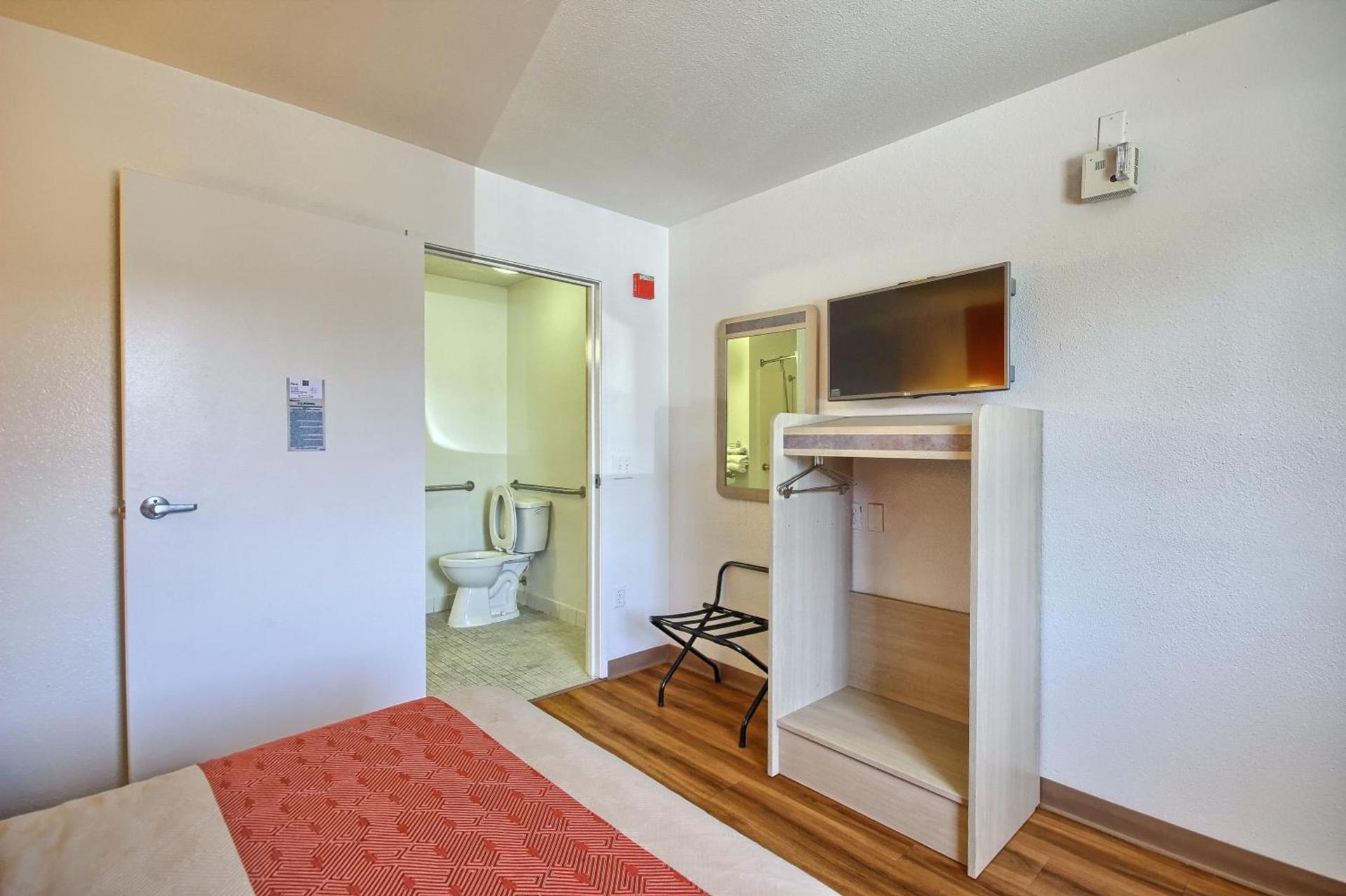 Motel 6-Tulare, CA photo 29