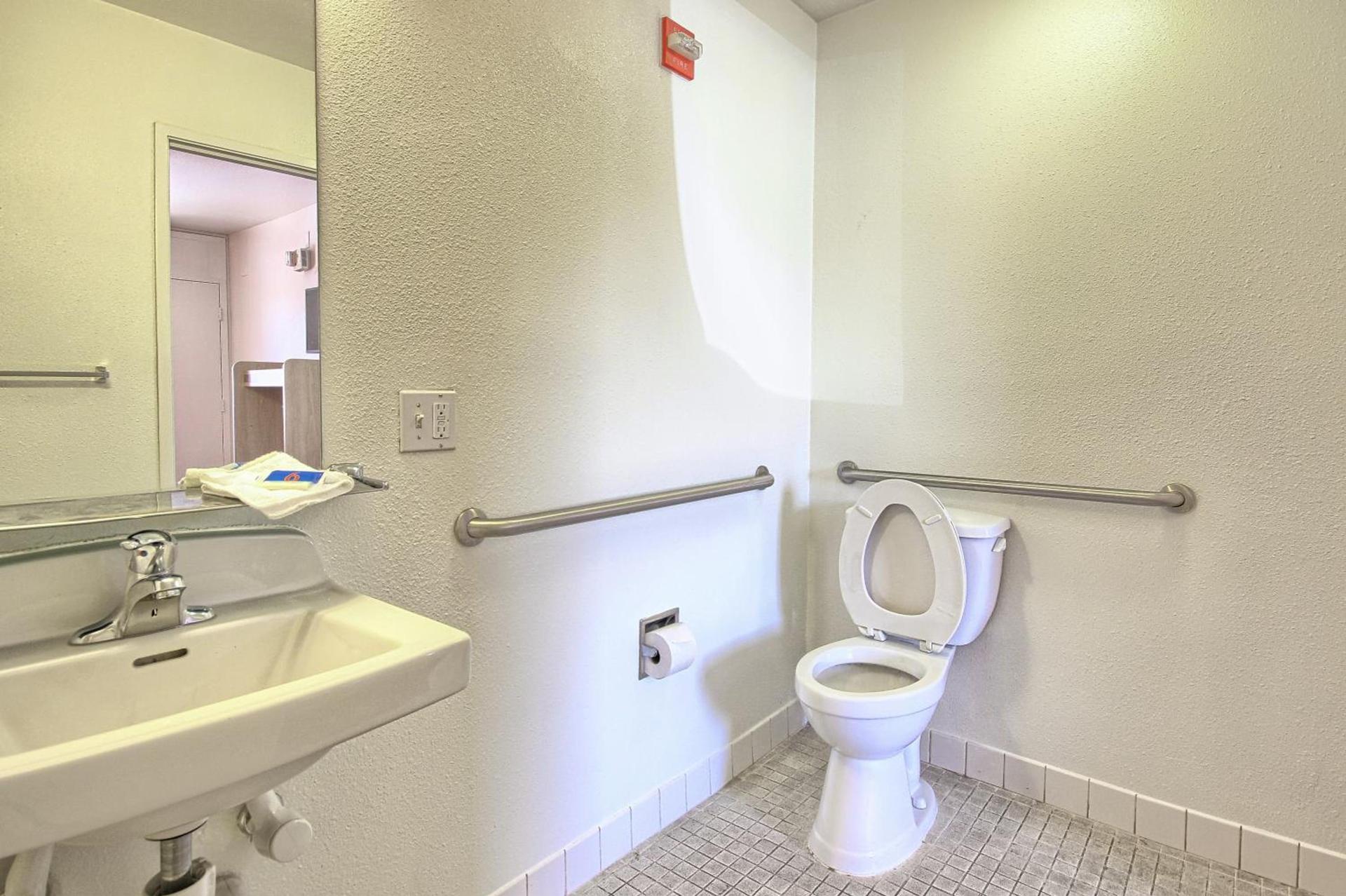 Motel 6-Tulare, CA photo 47