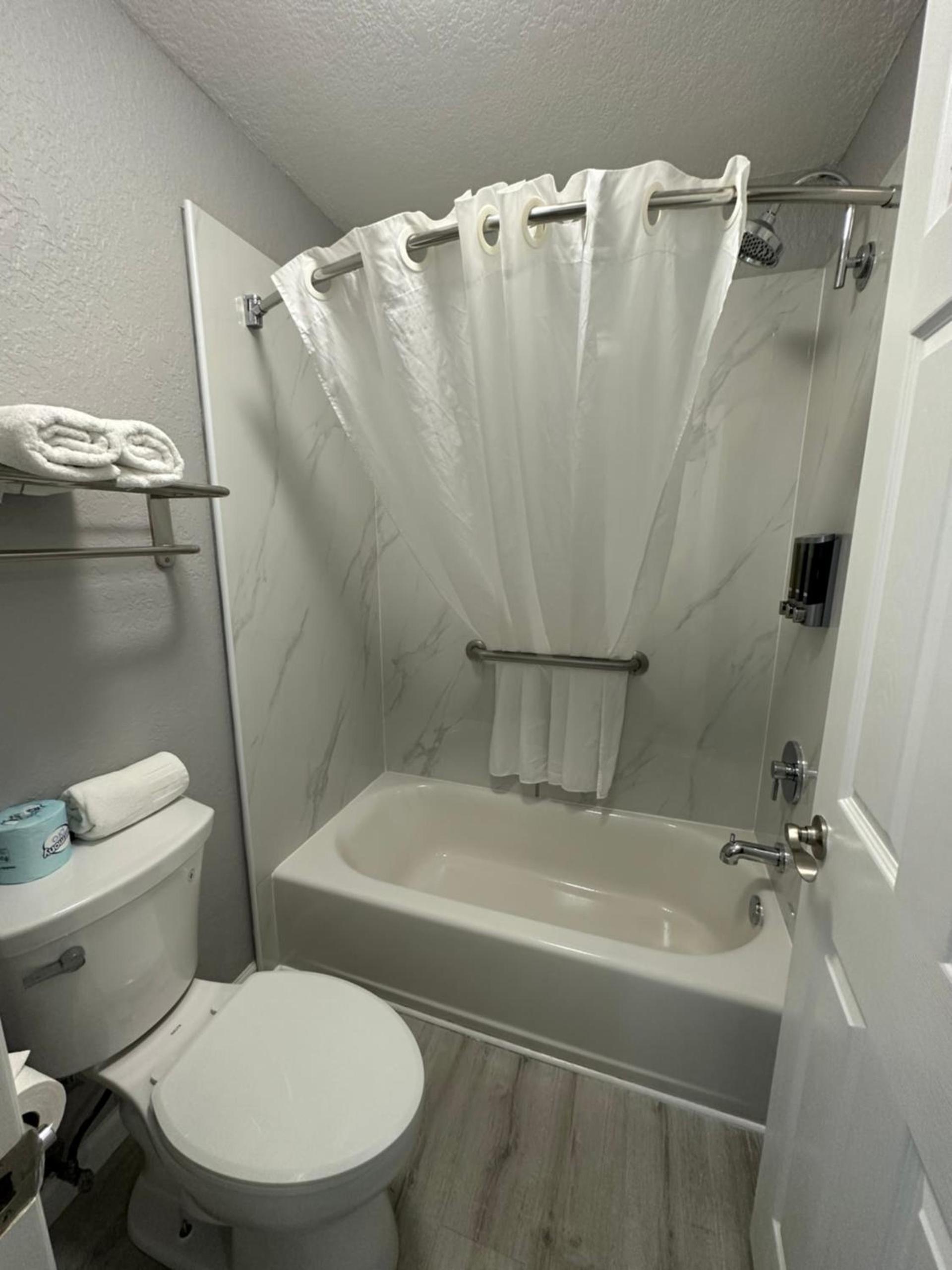 Lantern Inn & Suites - Sarasota photo 18