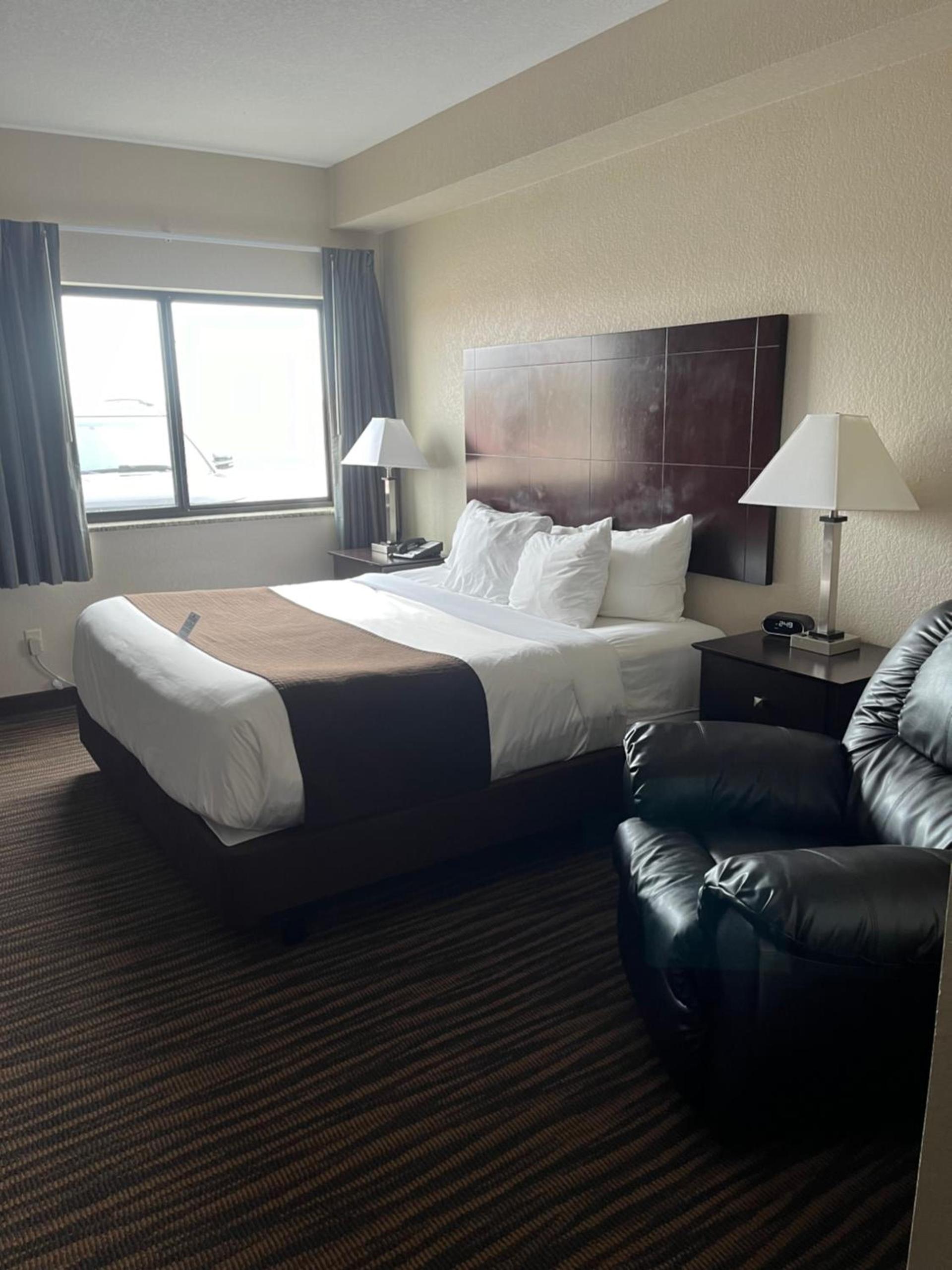 Cobblestone Inn & Suites - Denison | Oak Ridge photo 75