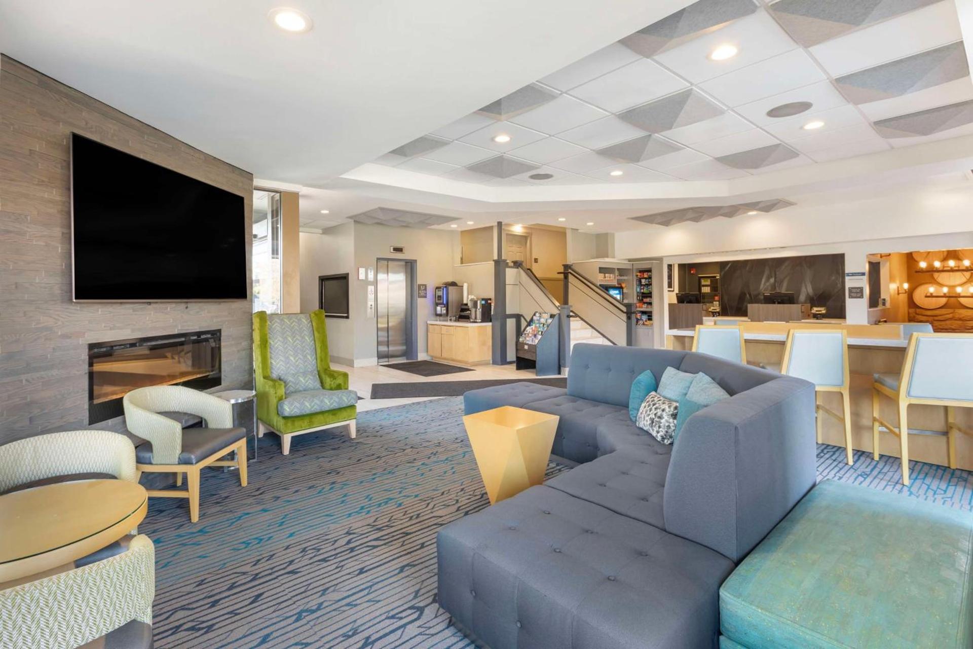 Best Western Plus Milwaukee West photo 3