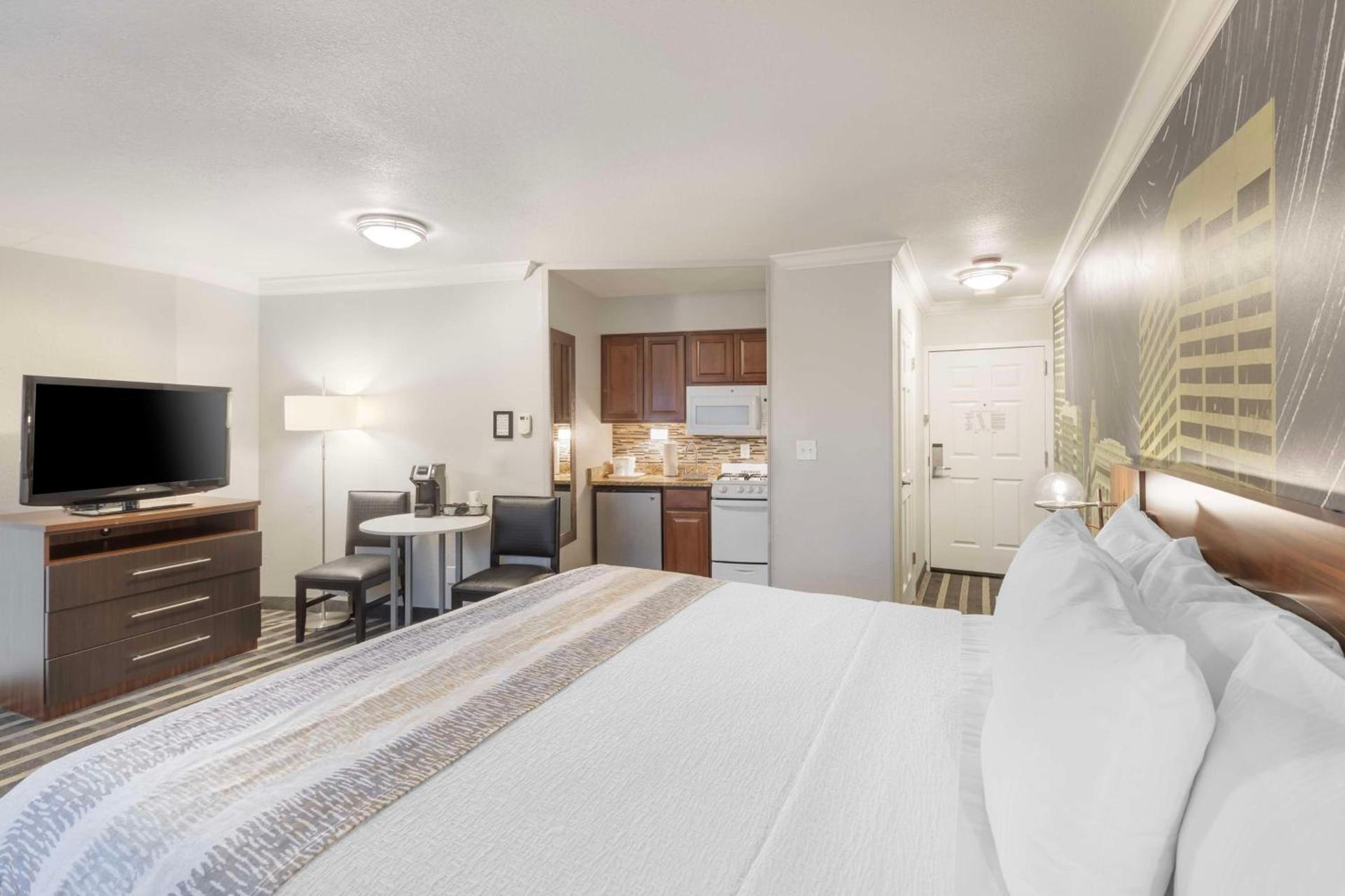 Best Western Plus Milwaukee West photo 25