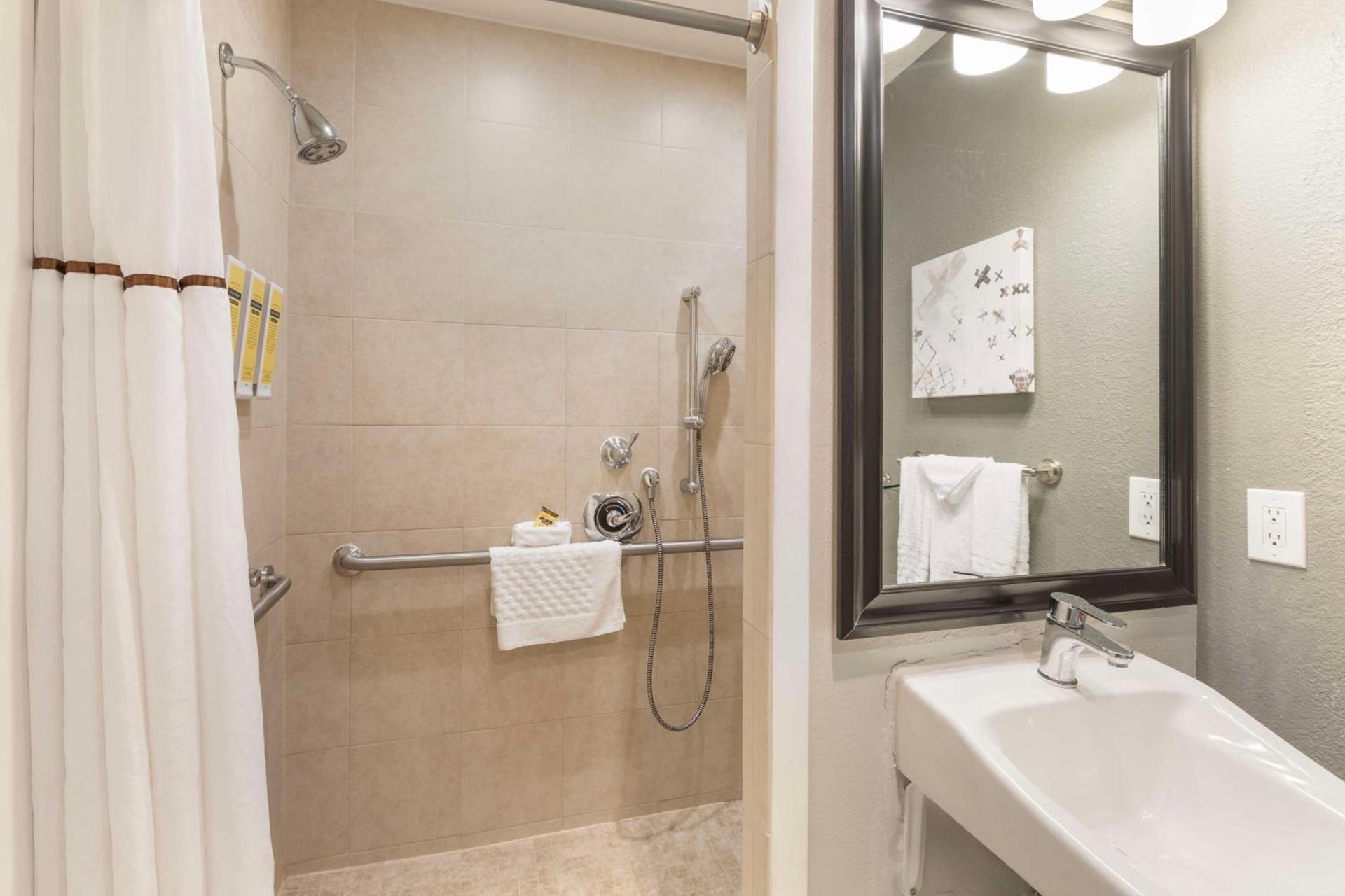 Best Western Plus Milwaukee West photo 34