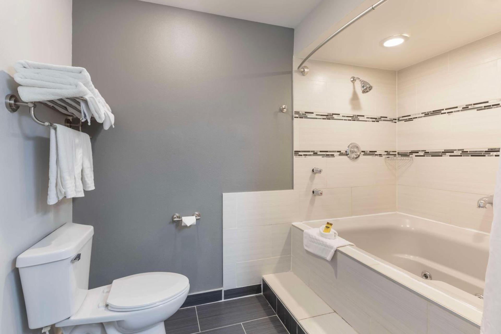 Best Western Plus Milwaukee West photo 38