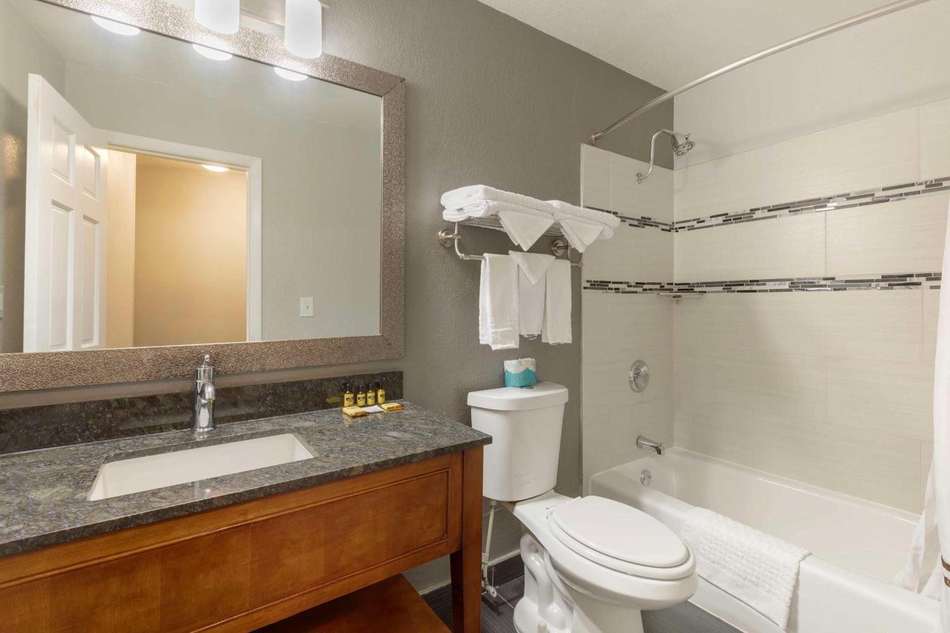 Best Western Plus Milwaukee West photo 39