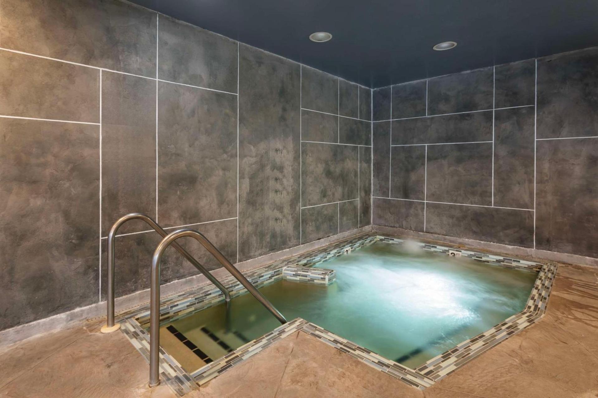 Best Western Plus Milwaukee West photo 56