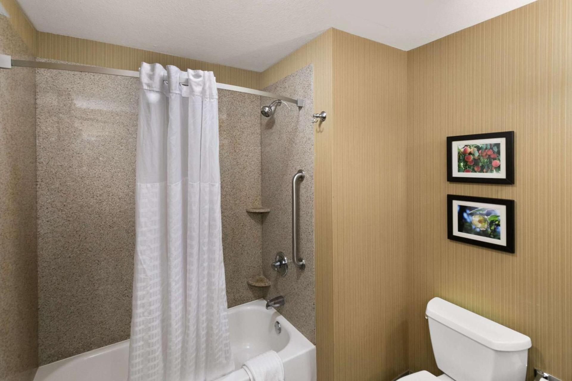 Comfort Suites Commerce photo 21