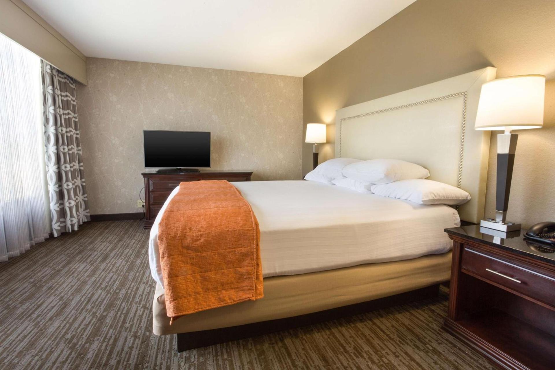 Drury Inn & Suites Greensboro photo 9