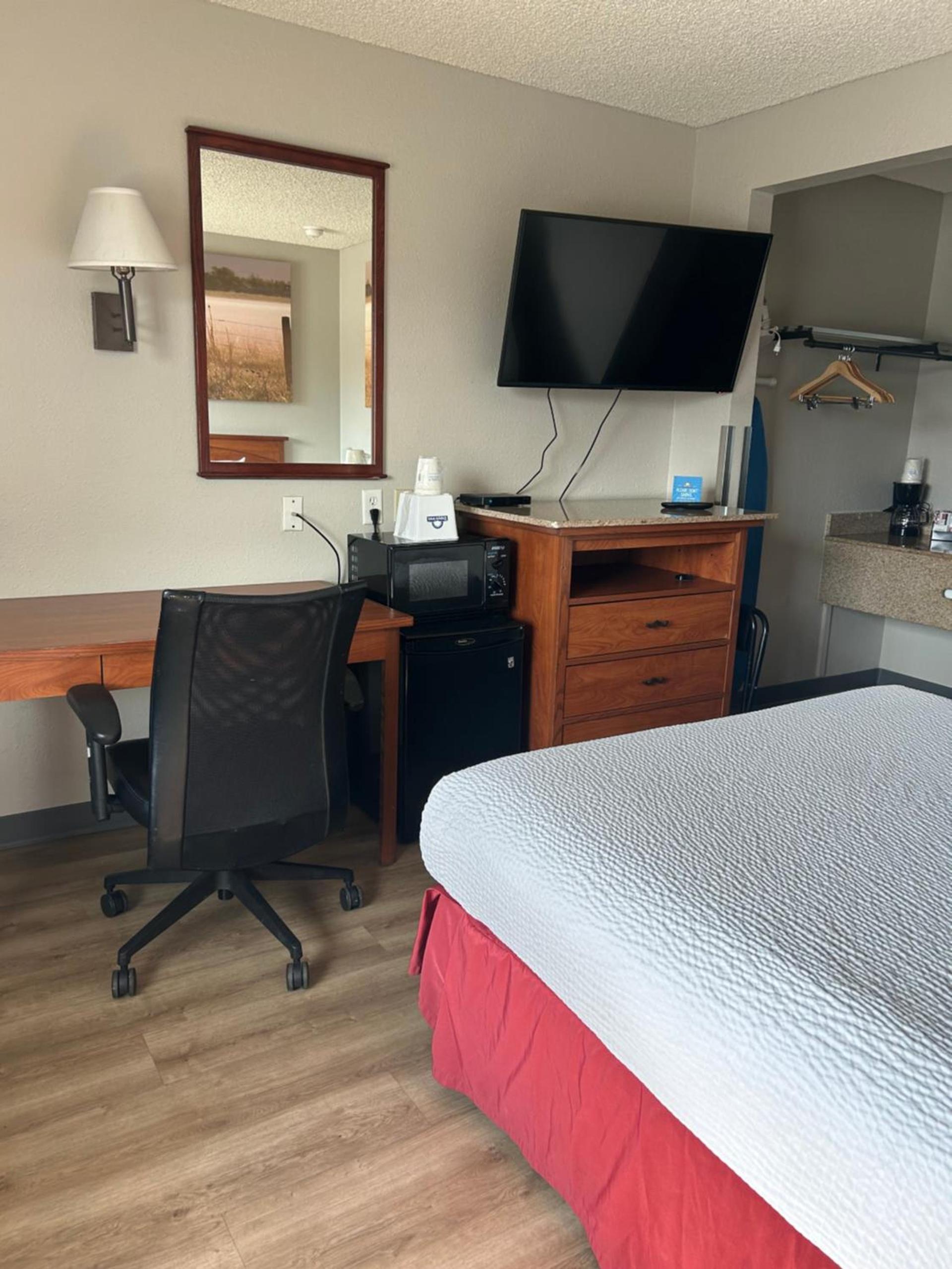 Days Inn by Wyndham Turlock photo 32