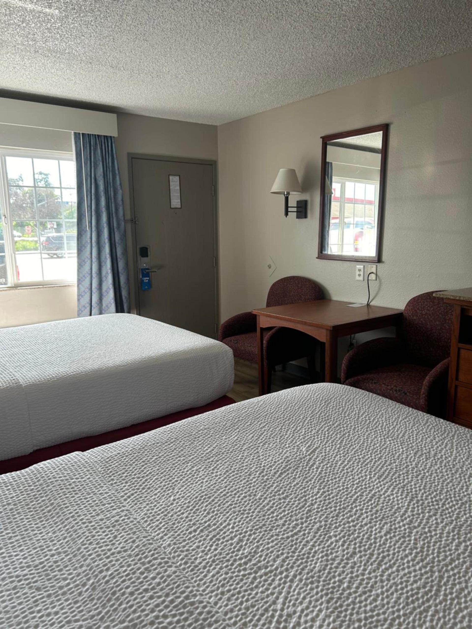 Days Inn by Wyndham Turlock photo 36