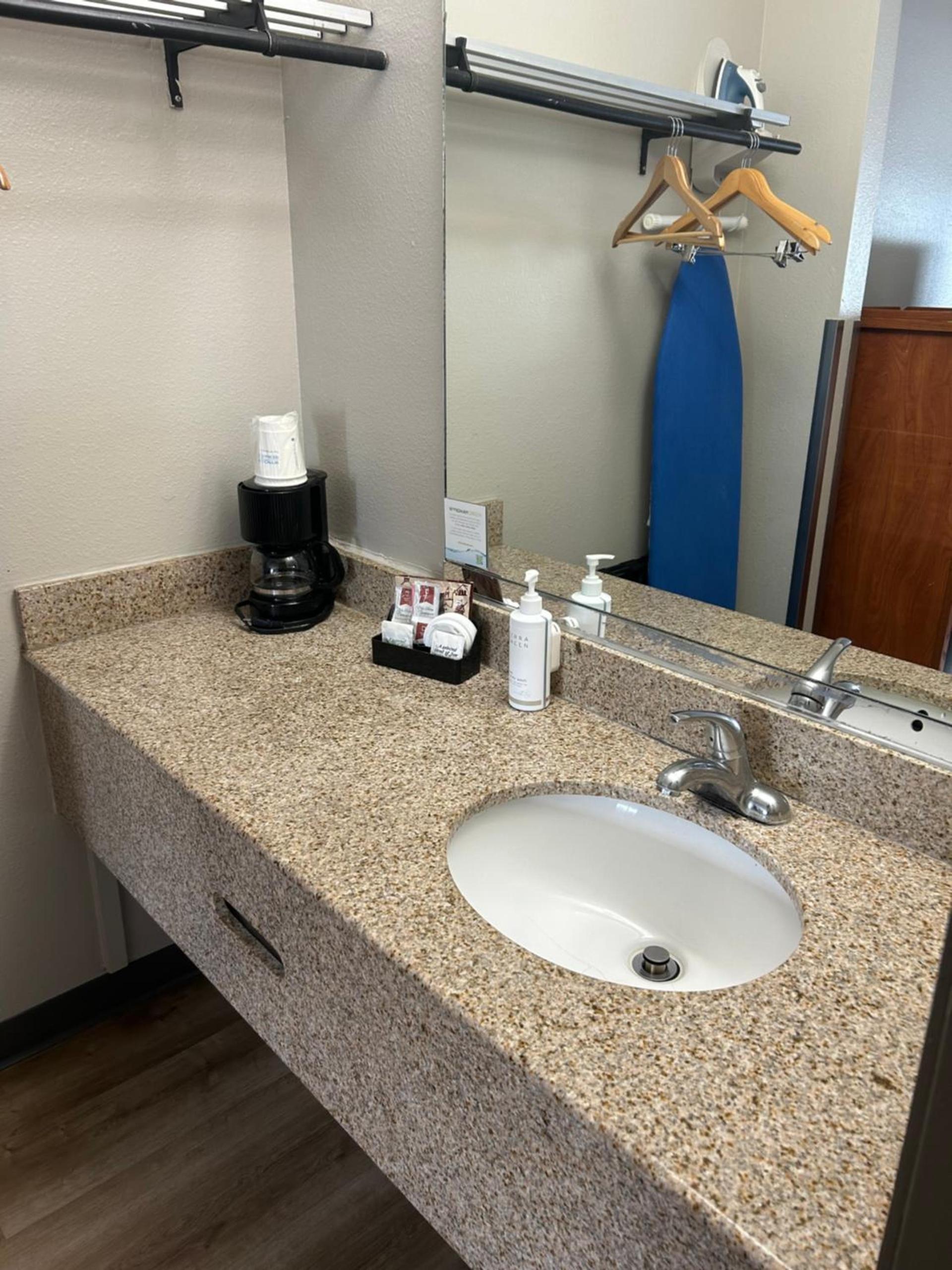 Days Inn by Wyndham Turlock photo 43