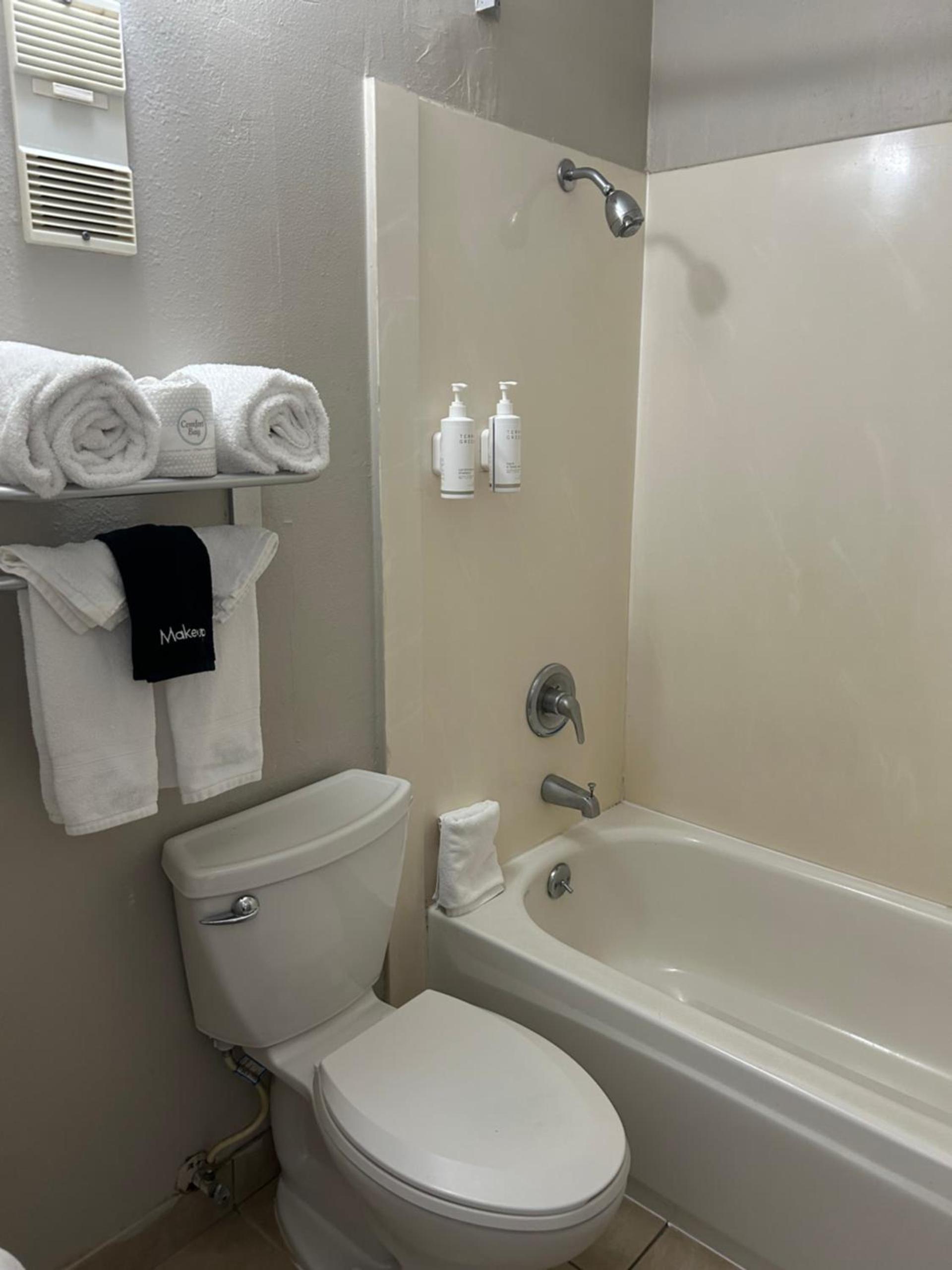 Days Inn by Wyndham Turlock photo 40
