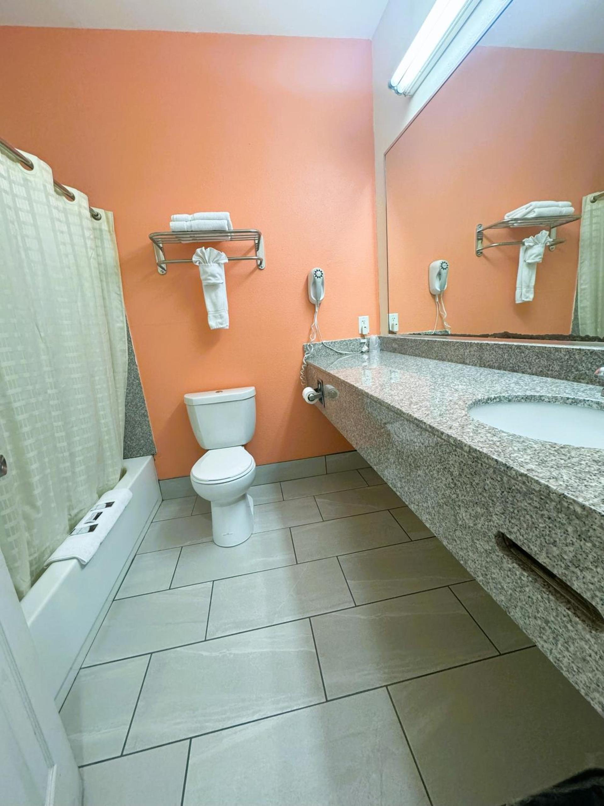 Pecan Valley Inn & Suites photo 4
