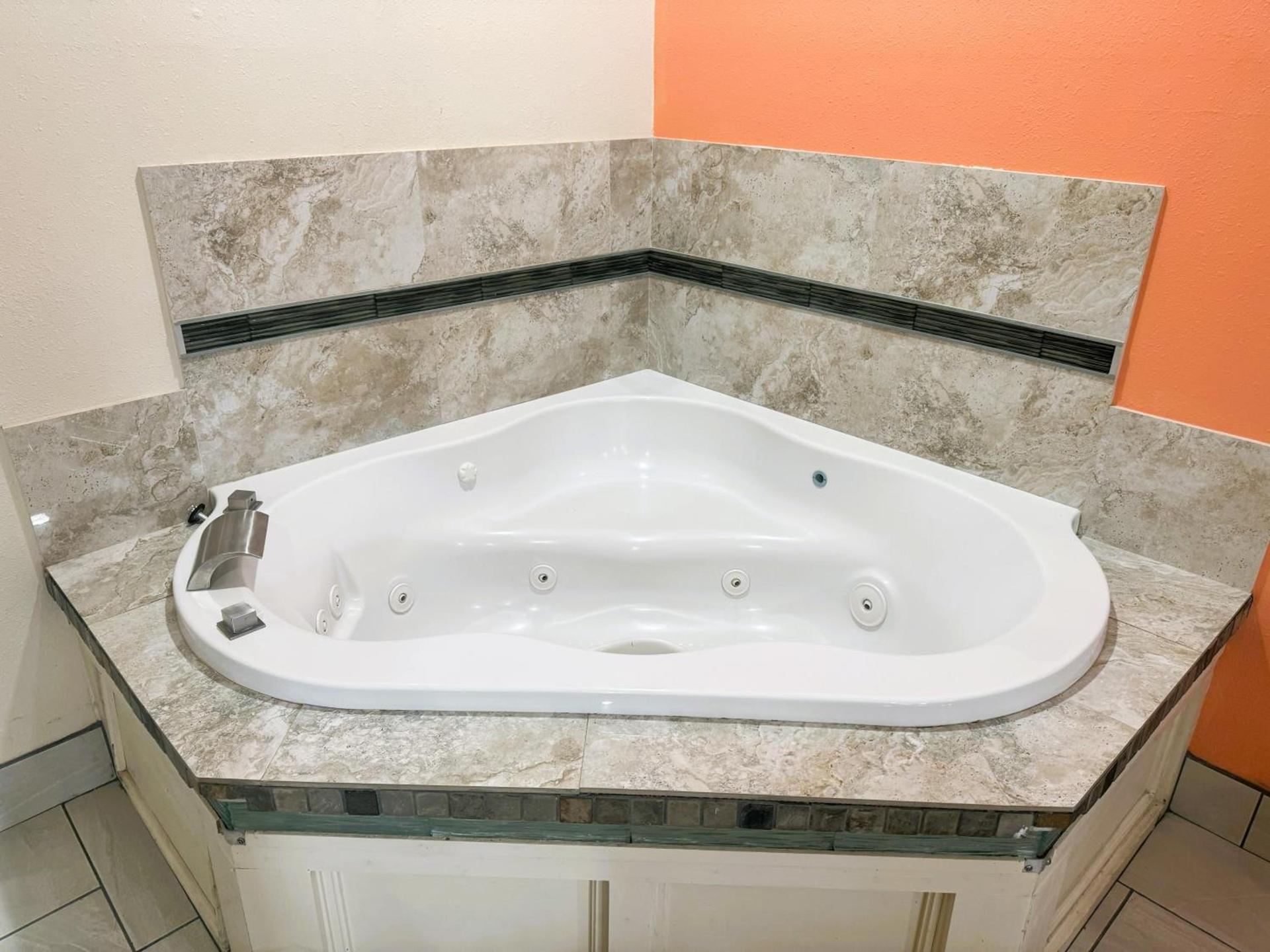 Pecan Valley Inn & Suites photo 8