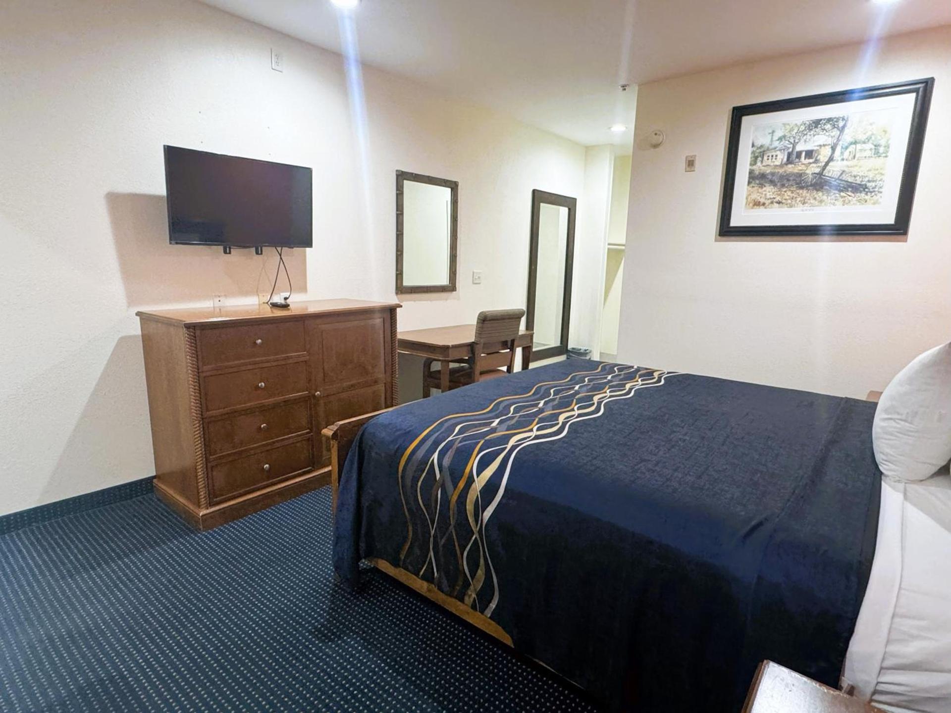 Pecan Valley Inn & Suites photo 7