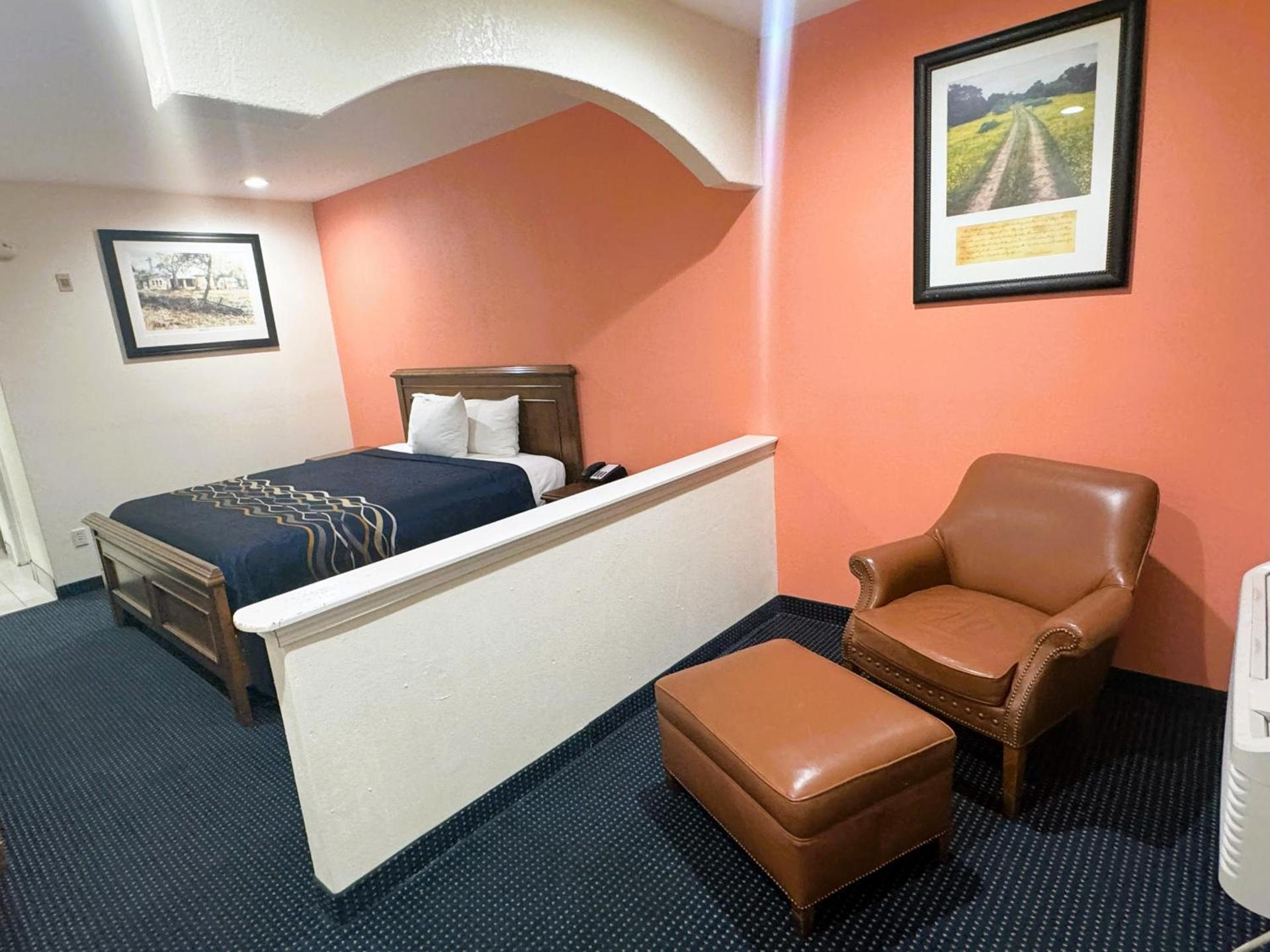 Pecan Valley Inn & Suites photo 3