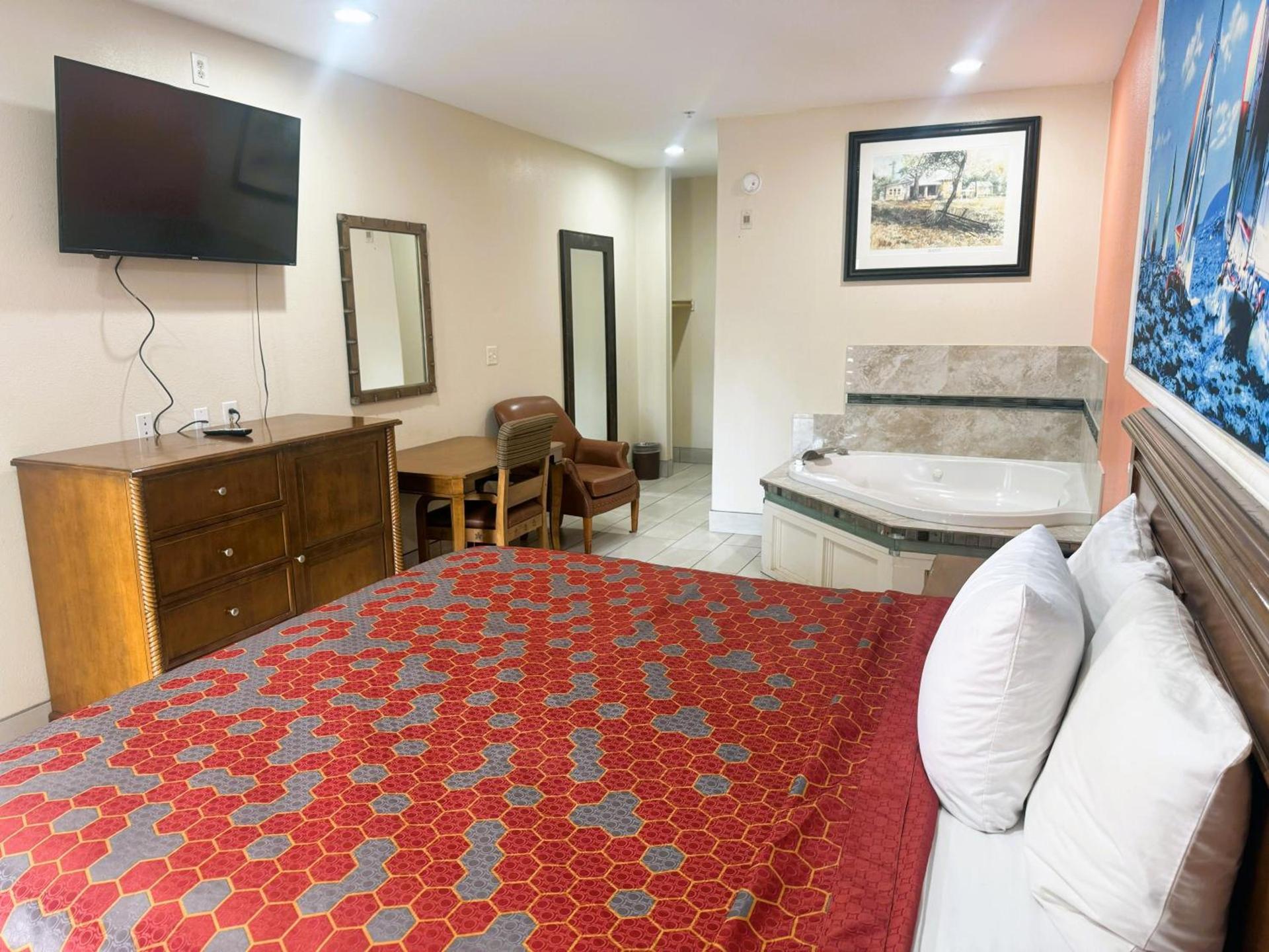 Pecan Valley Inn & Suites photo 6