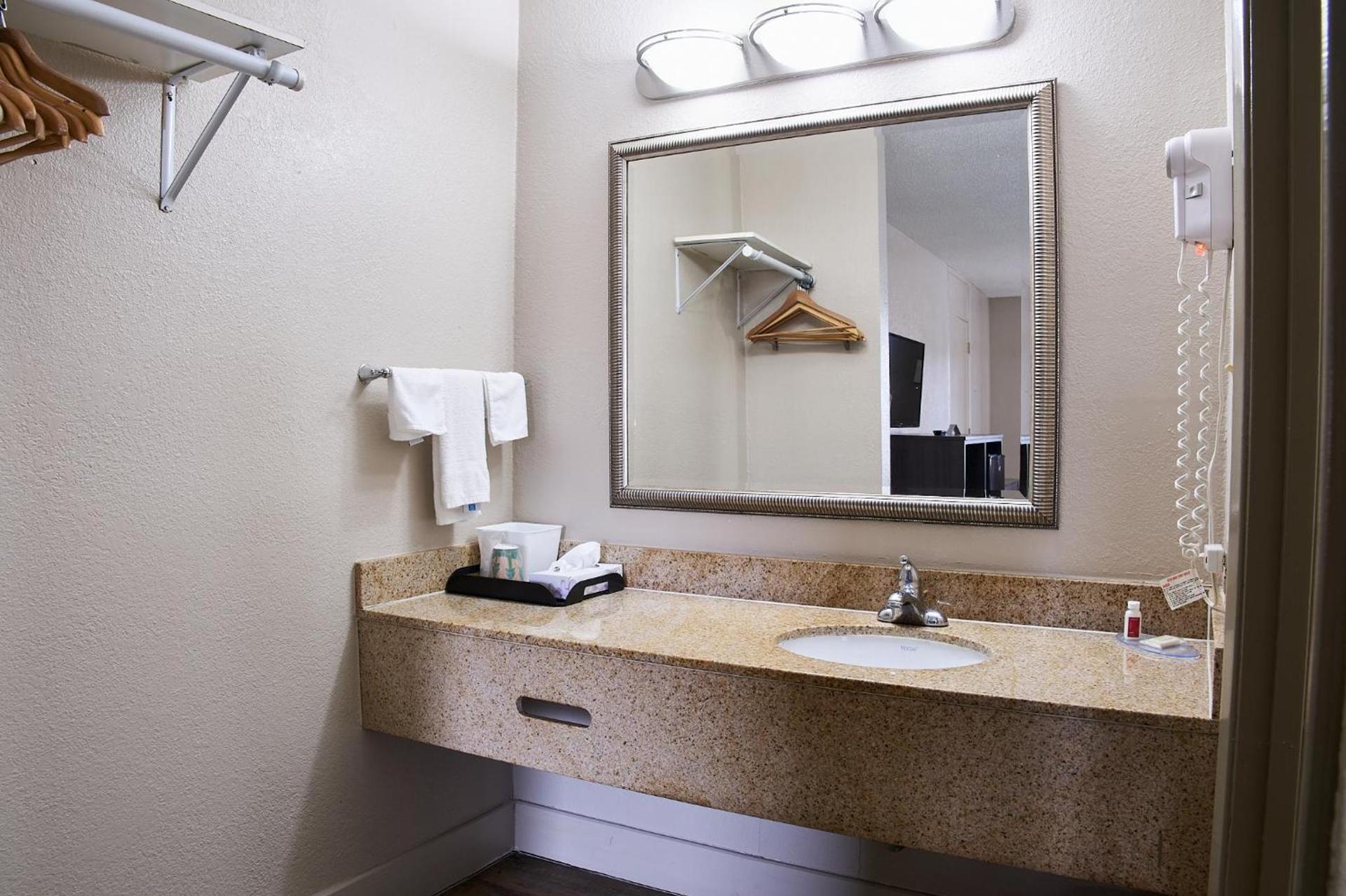 Super 8 by Wyndham Garysburg/Roanoke Rapids photo 21