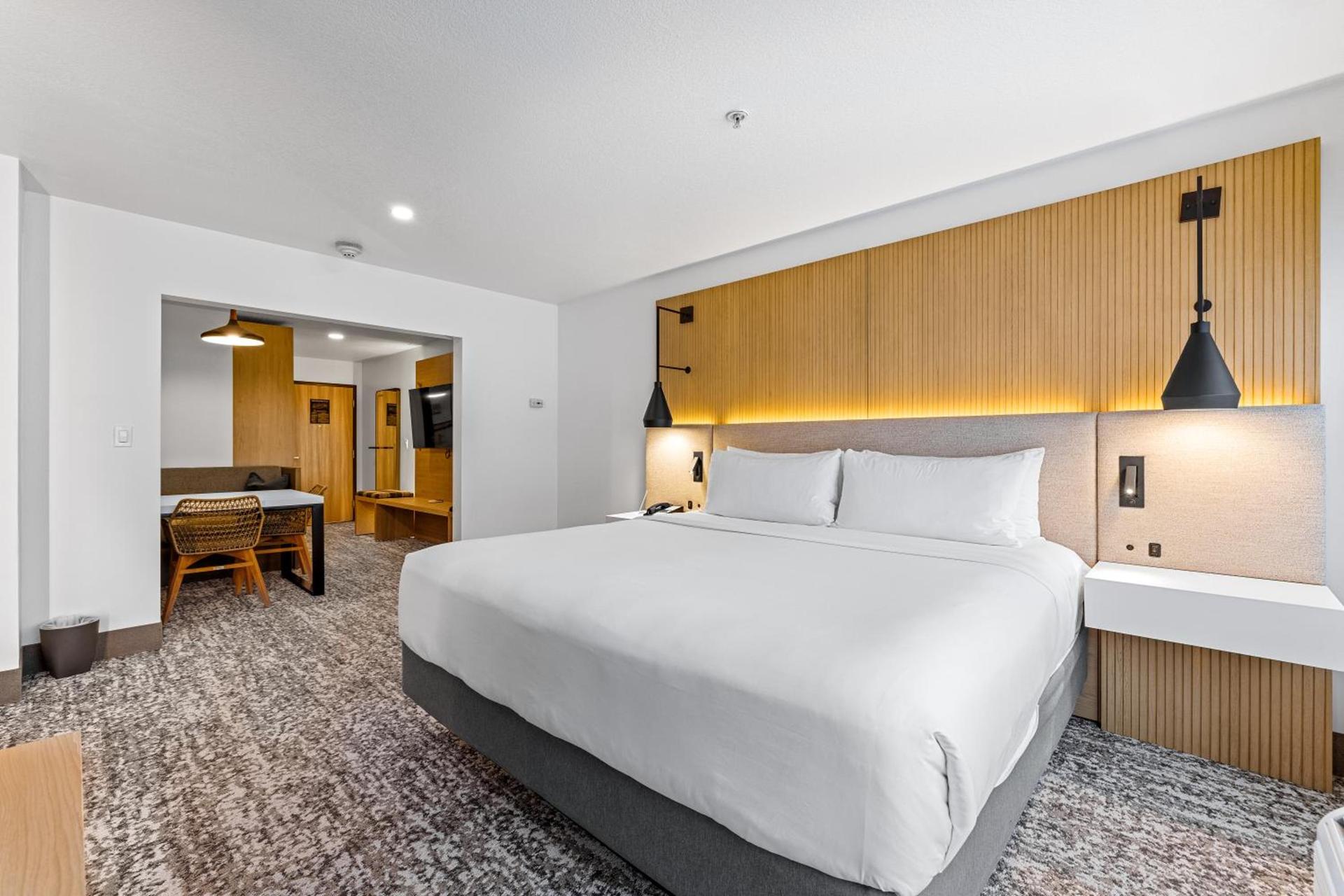 The Evergreen Hotel photo 38
