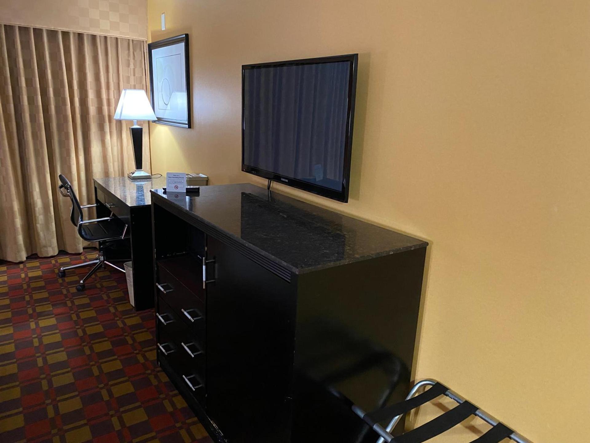 Ramada by Wyndham Rochelle Park Near Paramus photo 17