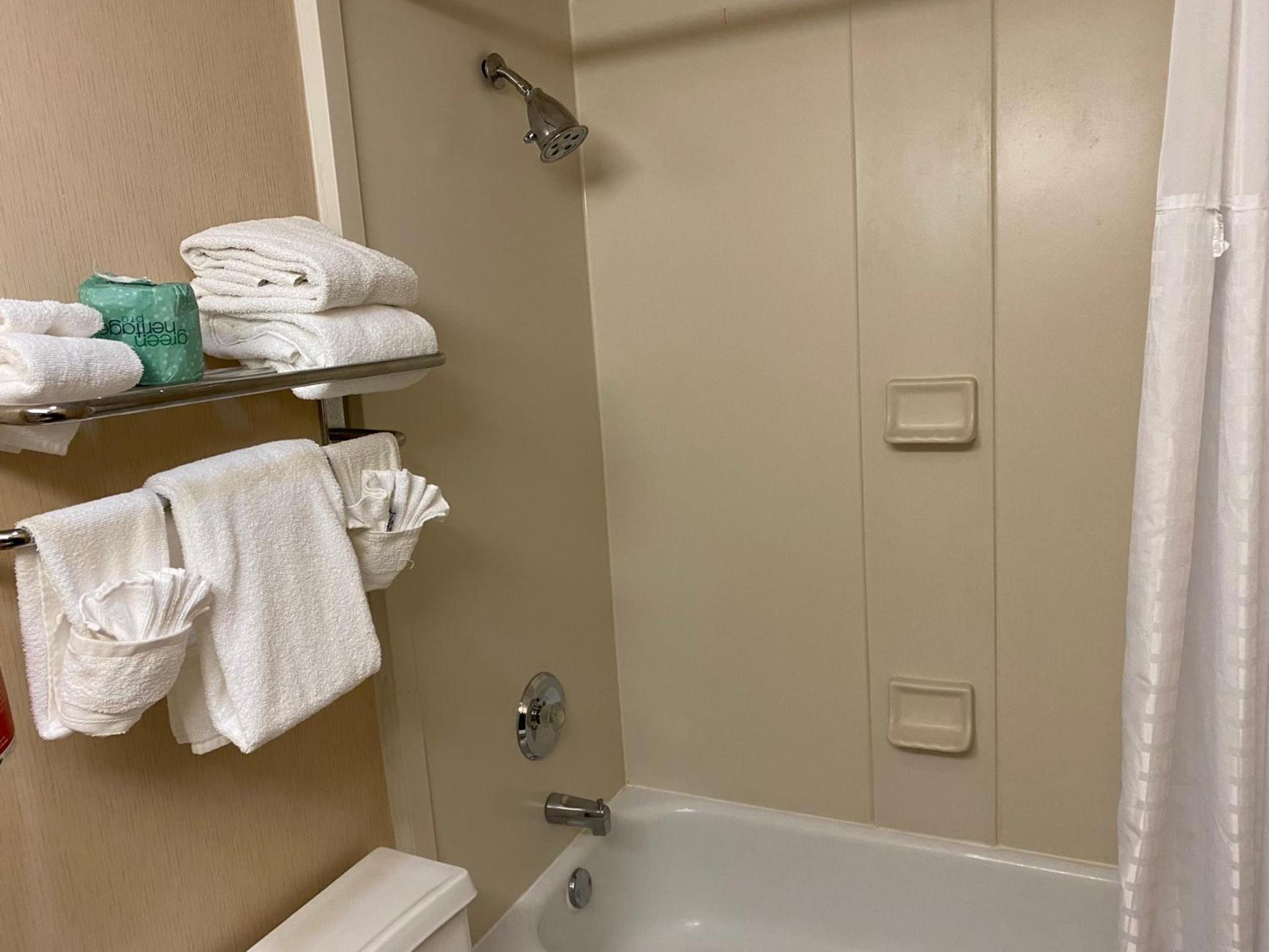 Ramada by Wyndham Rochelle Park Near Paramus photo 31