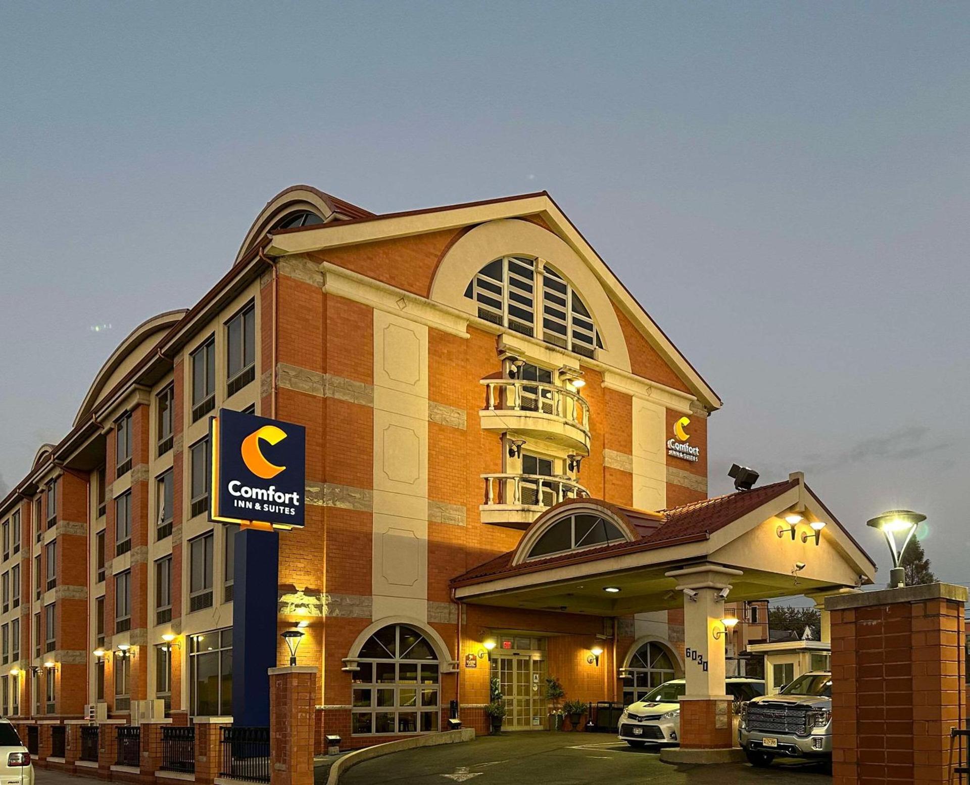 Comfort Inn & Suites LaGuardia Airport photo 2