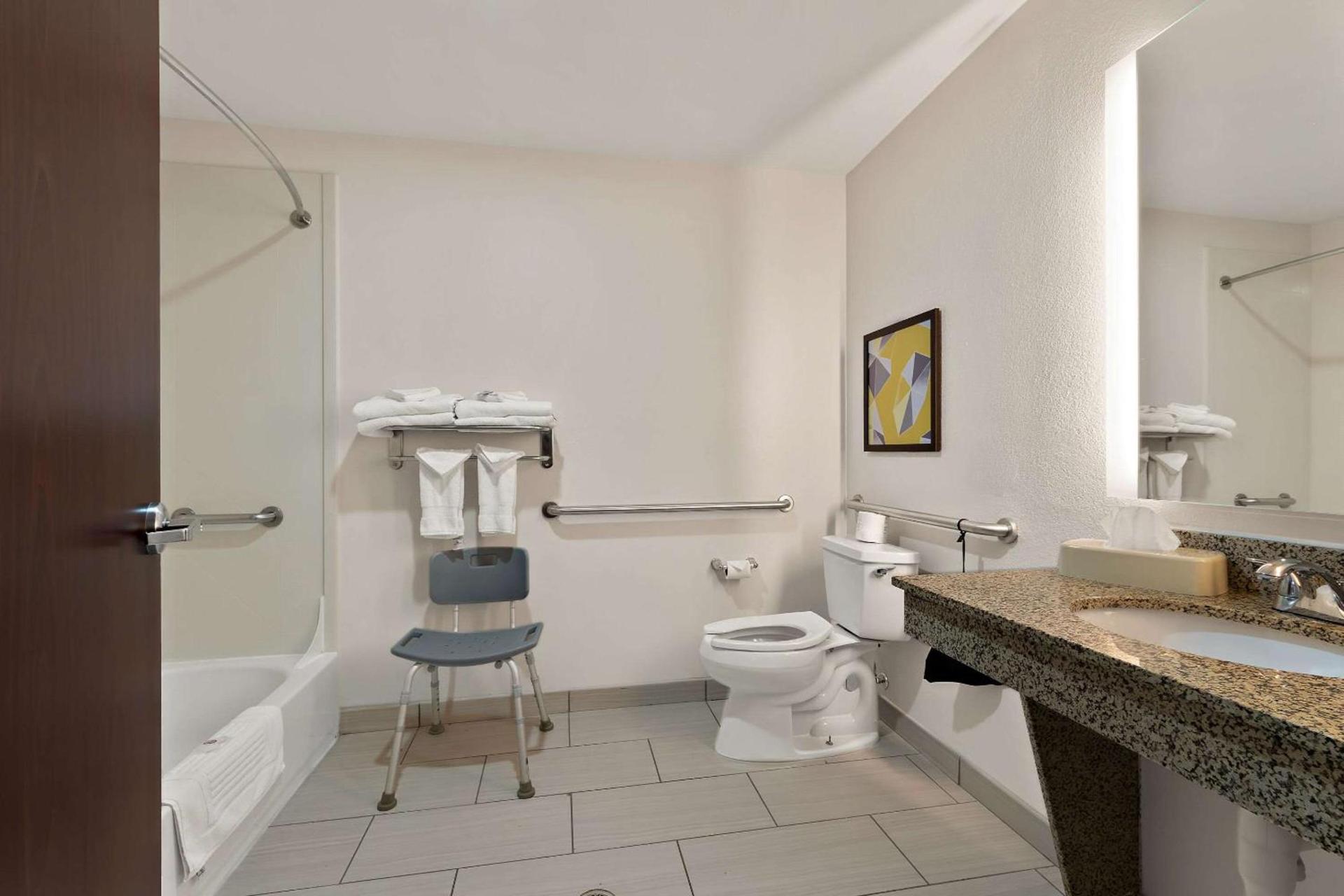 Comfort Suites Bastrop photo 9