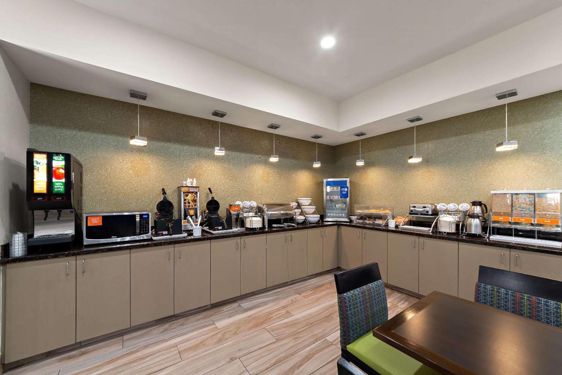 Comfort Suites Bastrop photo 24