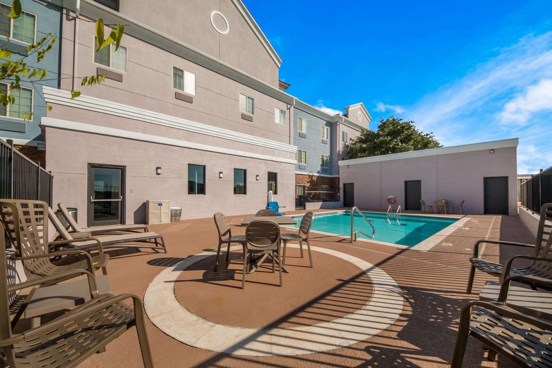 Comfort Suites Bastrop photo 28