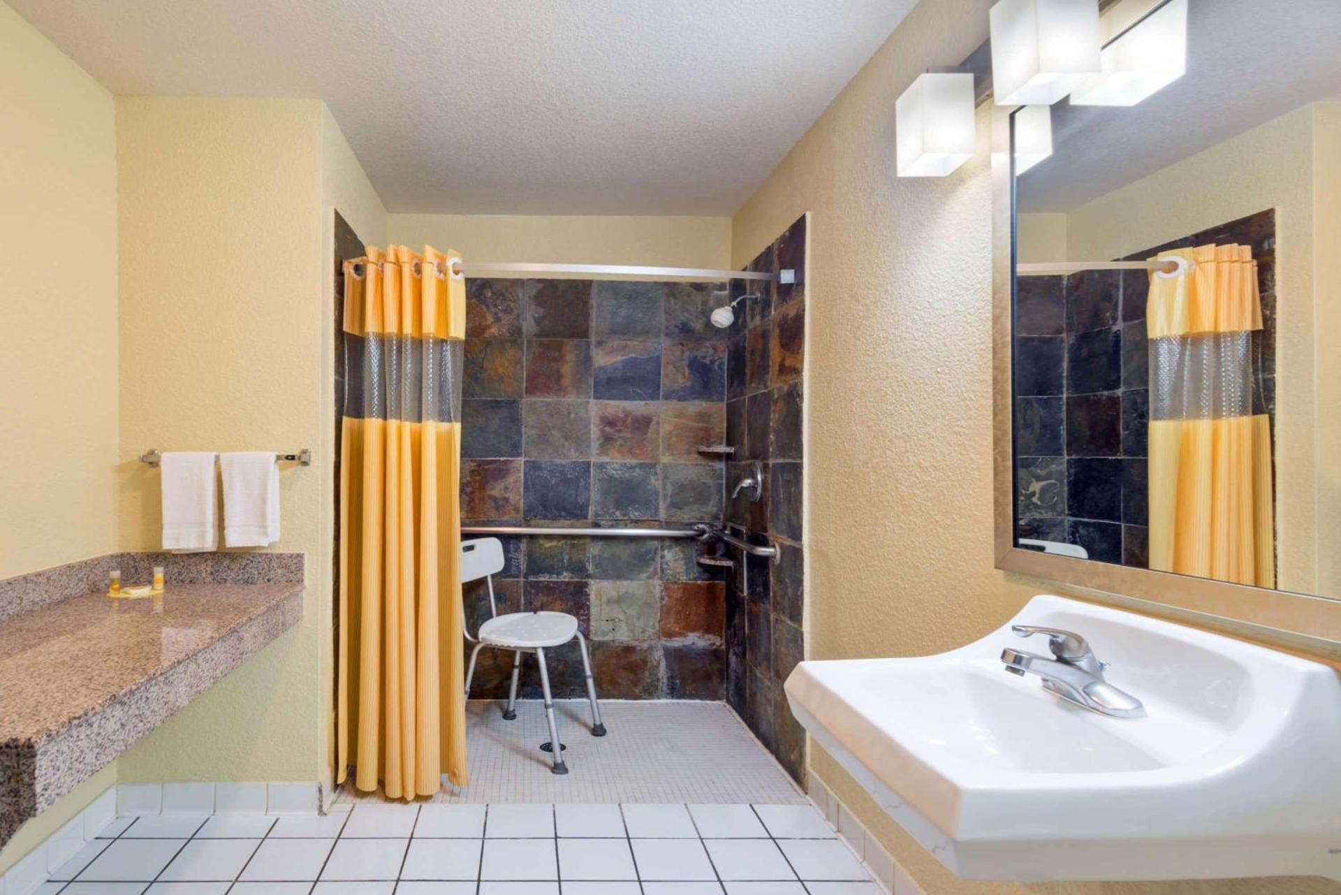 Days Inn by Wyndham Near Seaworld San Antonio photo 4