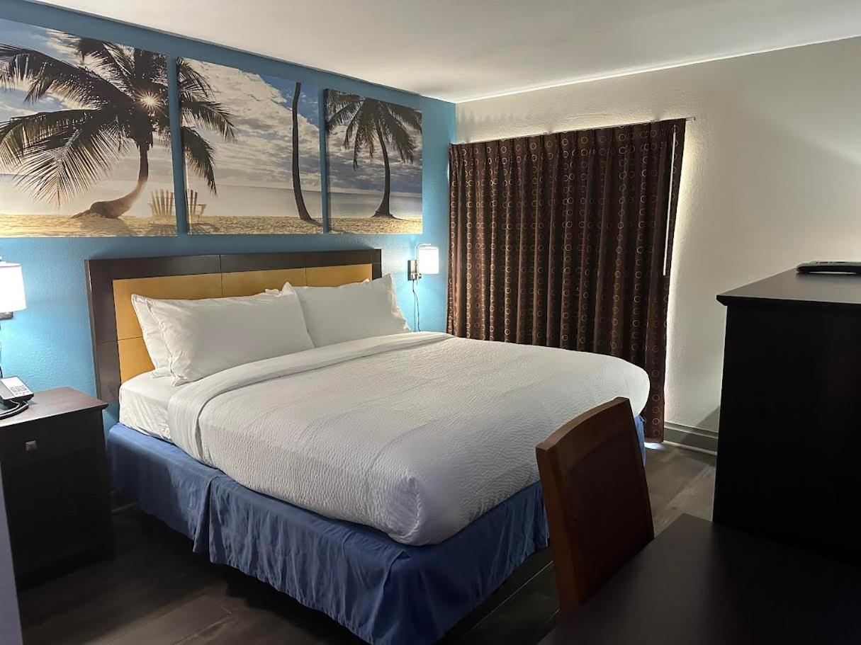 Days Inn & Suites by Wyndham Tampa Fairground-Casino-Ybor photo 9